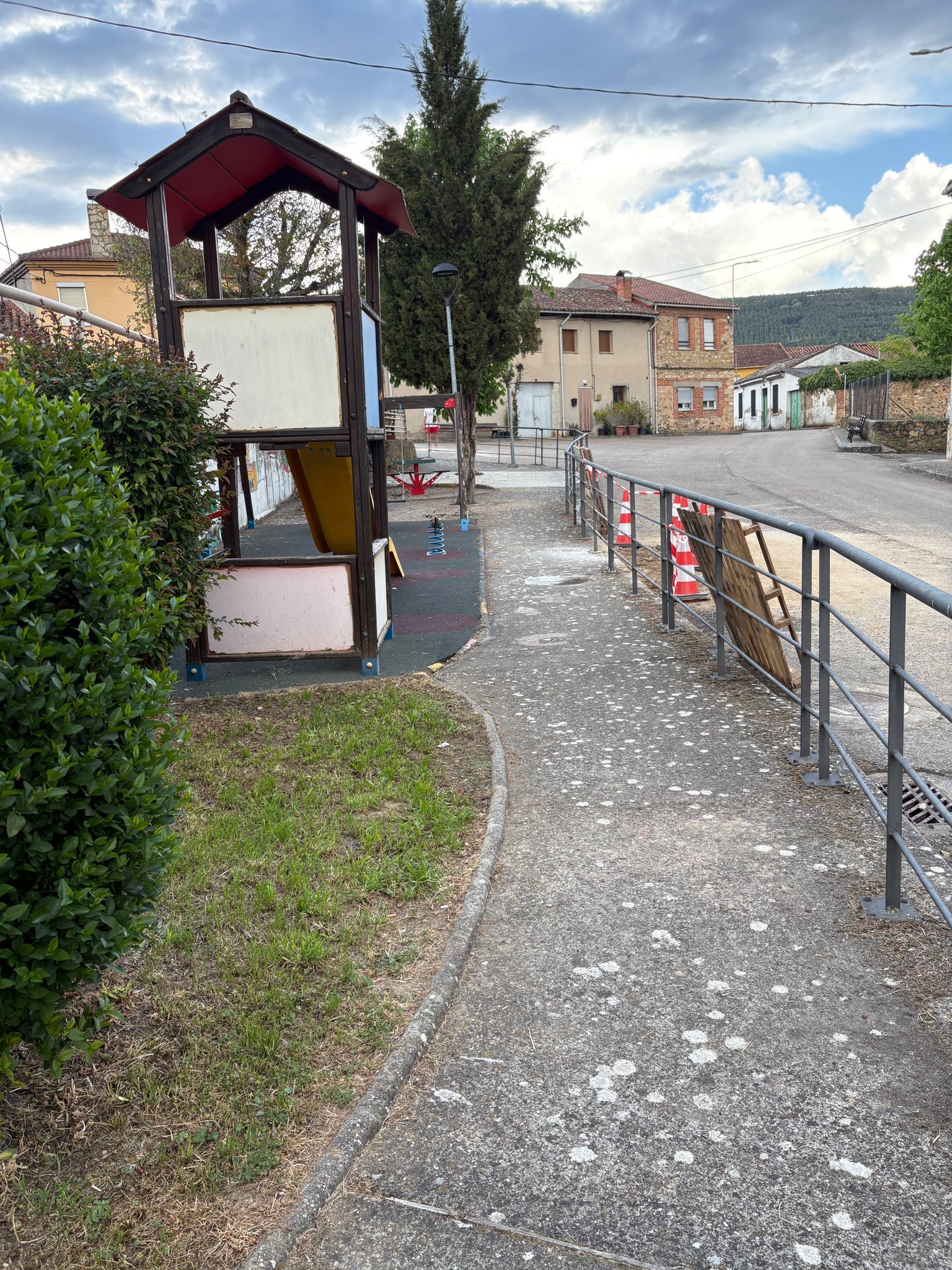 Vecinos de Tapia de la Ribera denuncian el “abandono” del parque infantil 