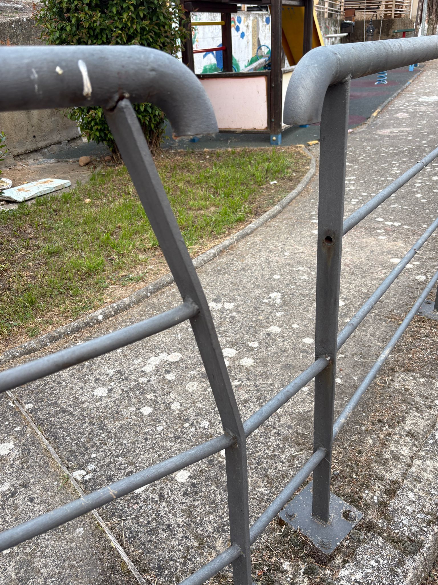 Vecinos de Tapia de la Ribera denuncian el “abandono” del parque infantil