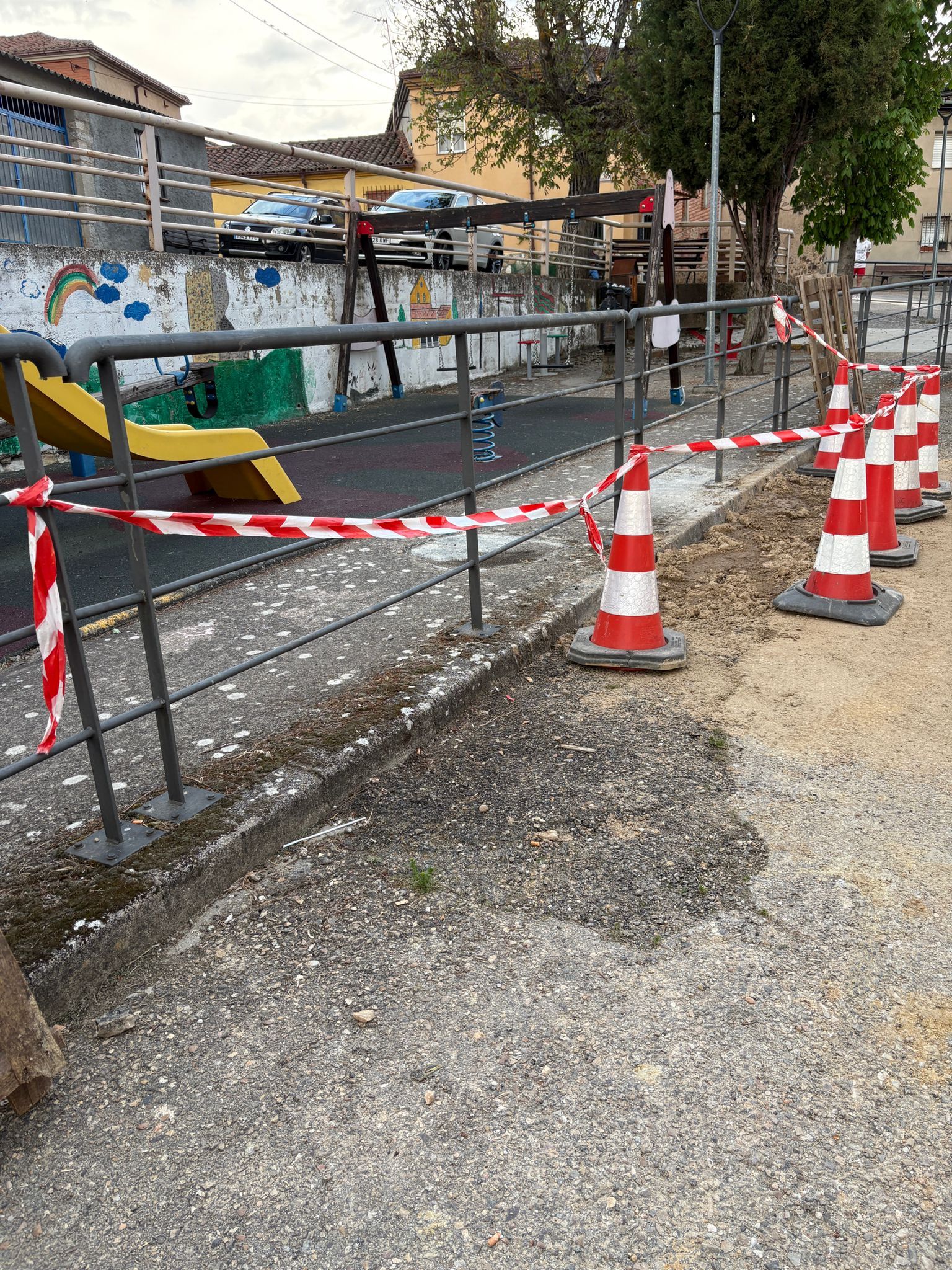 Vecinos de Tapia de la Ribera denuncian el “abandono” del parque infantil. | L.N.C.