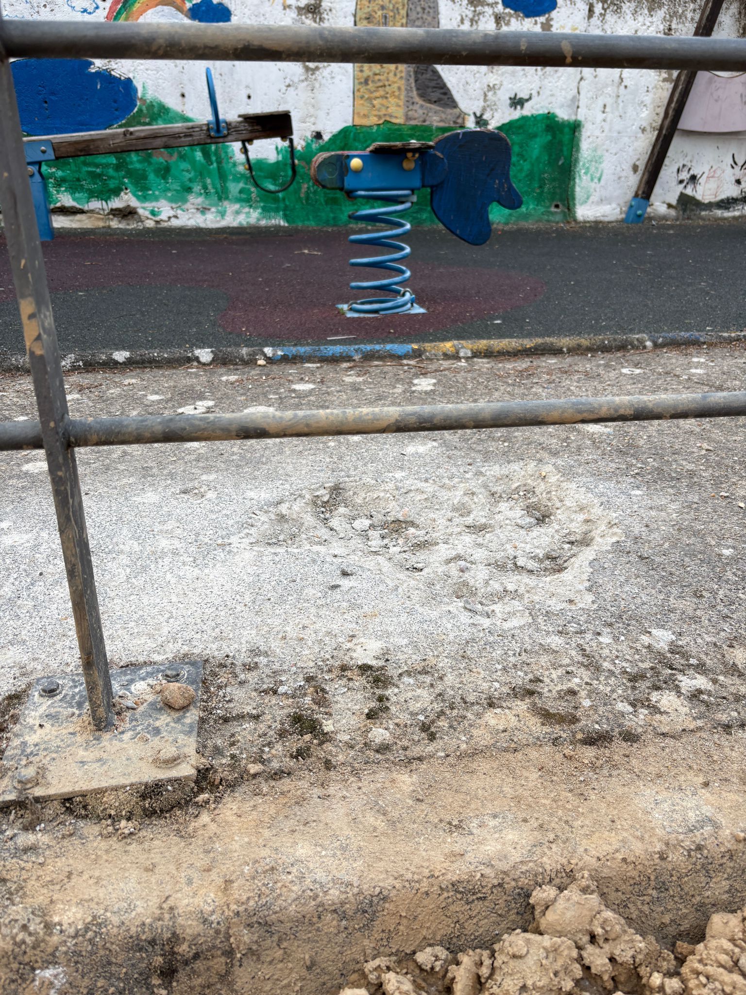 Vecinos de Tapia de la Ribera denuncian el “abandono” del parque infantil 