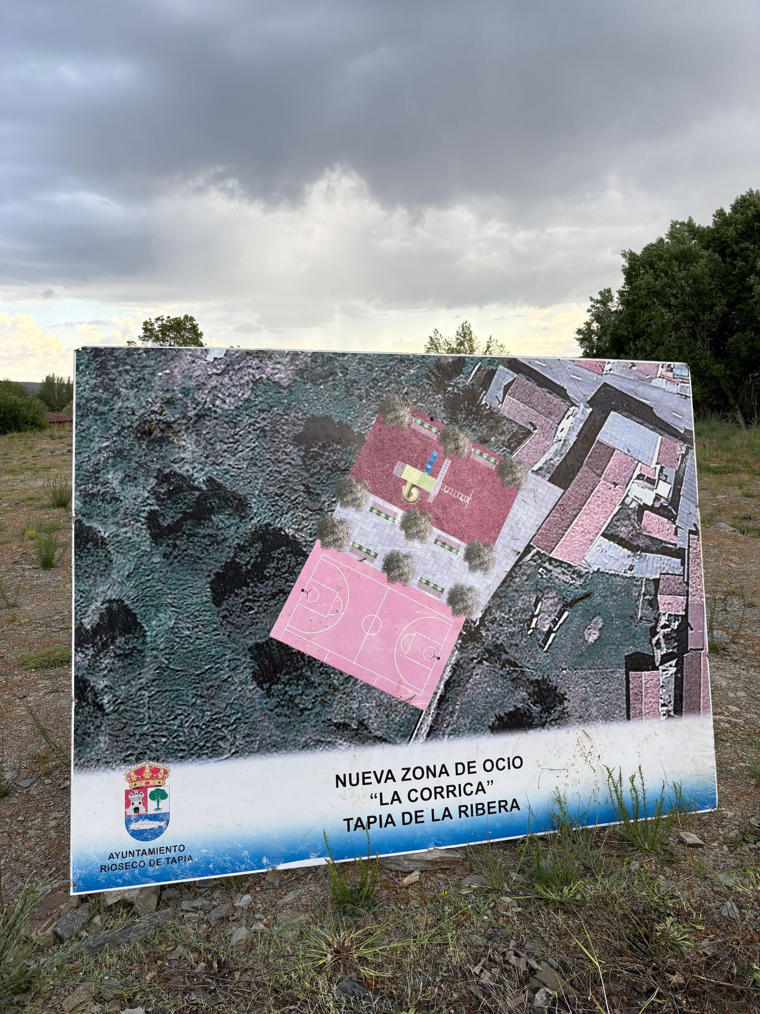 Vecinos de Tapia de la Ribera denuncian el “abandono” del parque infantil 