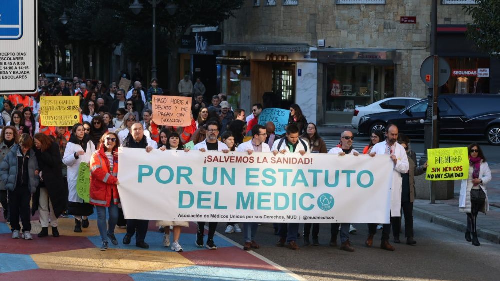 Una de las manifestaciones médicas de este año en León. | FERNANDO OTERO