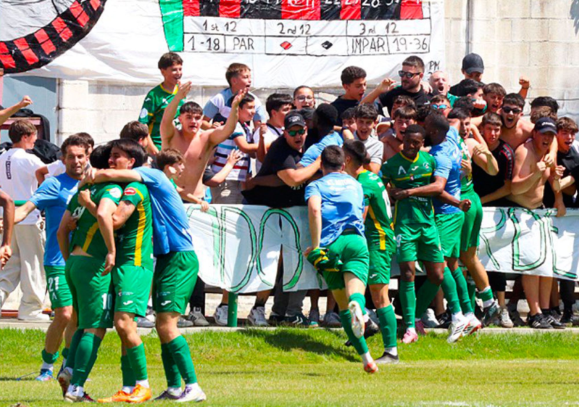Los jugadores del Astorga festejan con su afición el gol del triunfo. | ATLETICOASTORGA