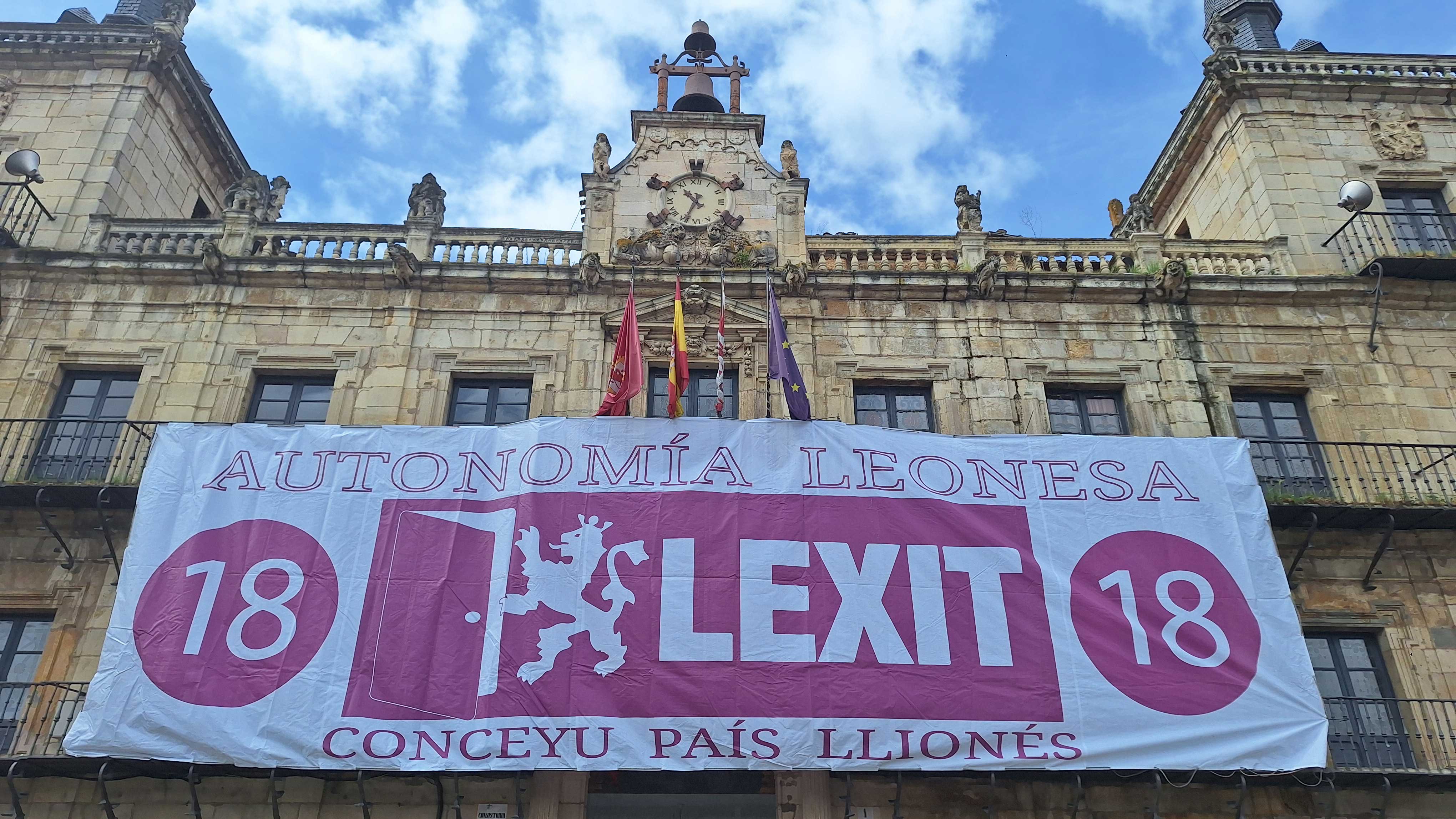 Pancarta del 'Lexit' instalada en la balconada del antiguo edificio consistorial de León. | L.N.C.