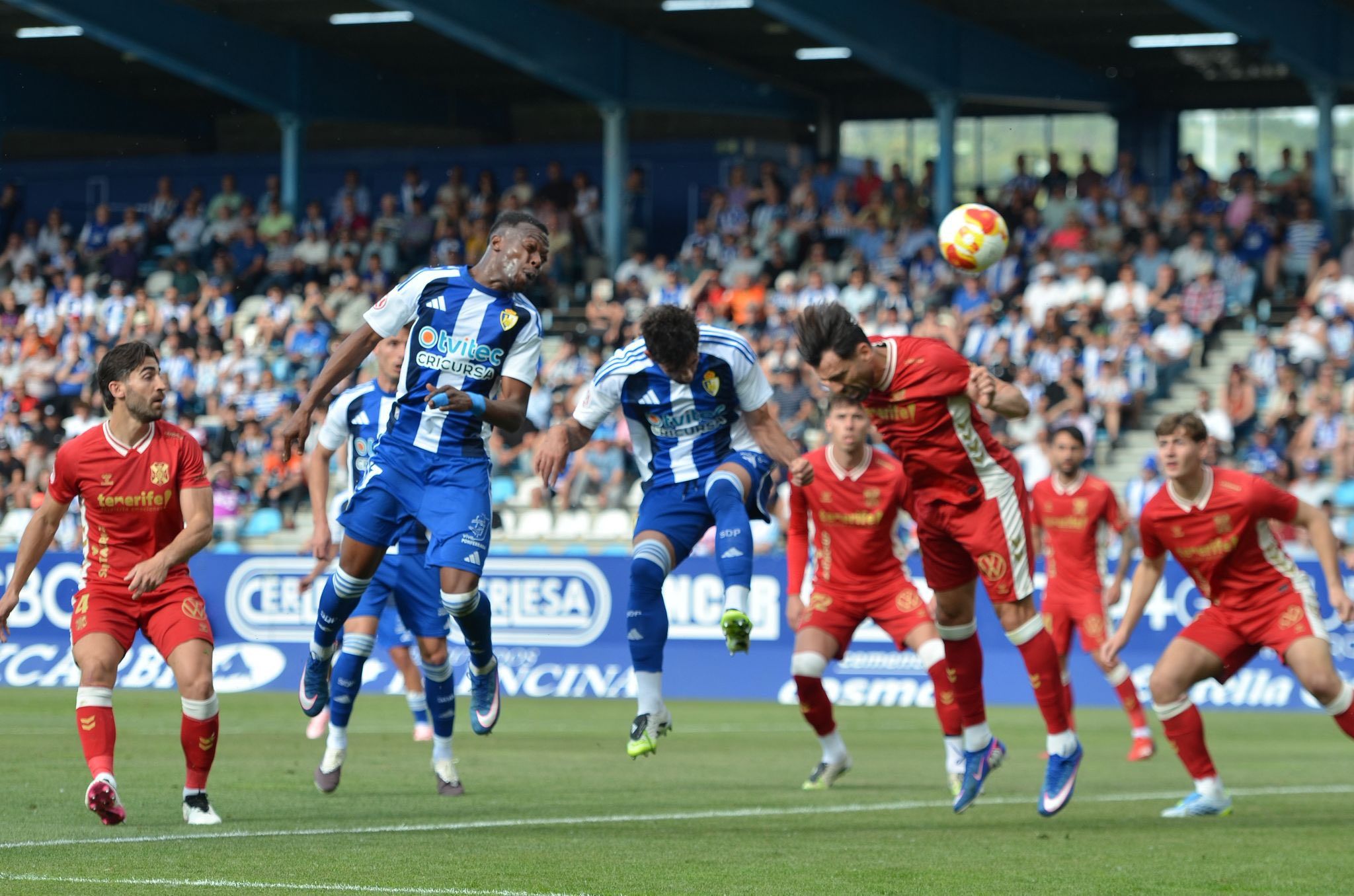 Momento del gol de Undabarrena ante el Tenerife. PONFERRADINA