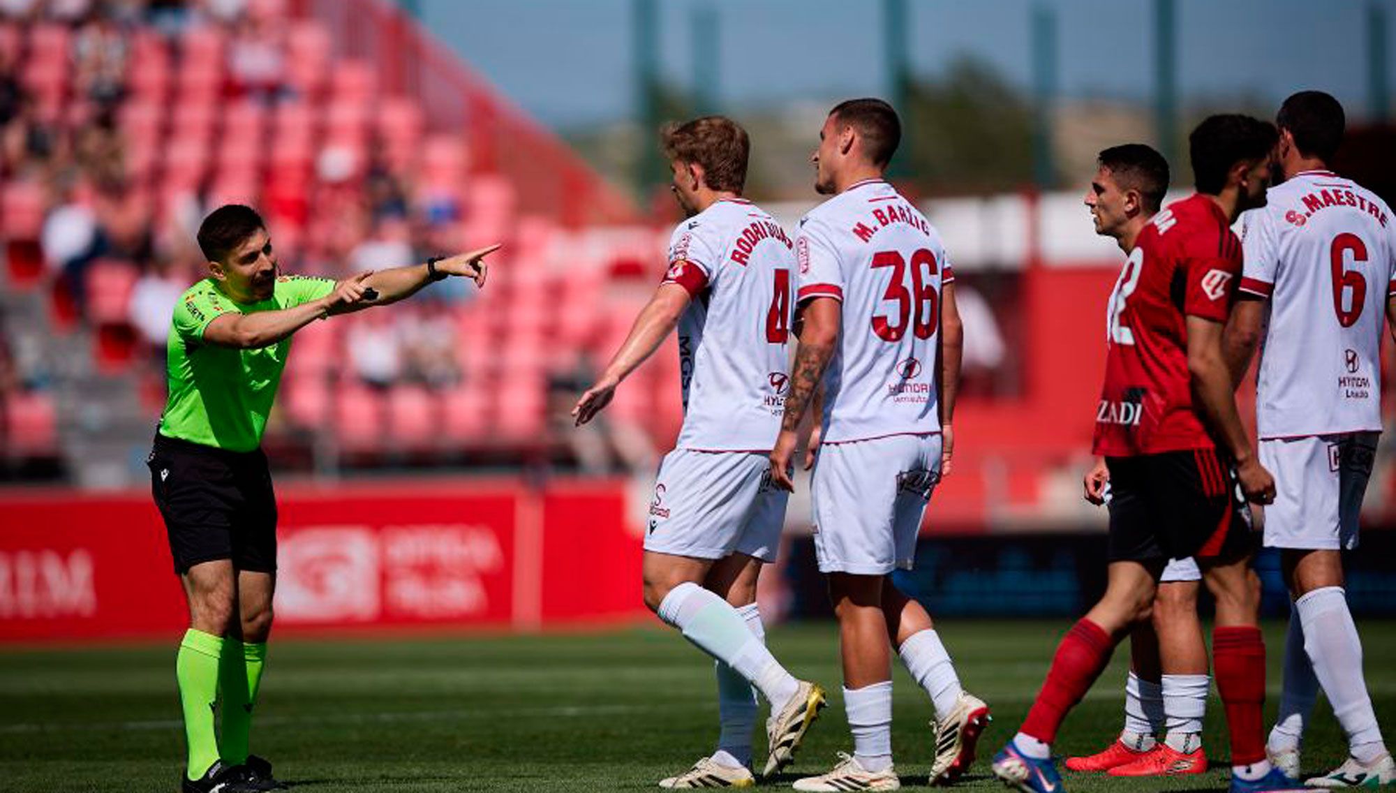 Rodri y Barzic protestan a Palencia Caballero la roja del central que dejó a la Cultural con diez ante el Mirandés. | LALIGA