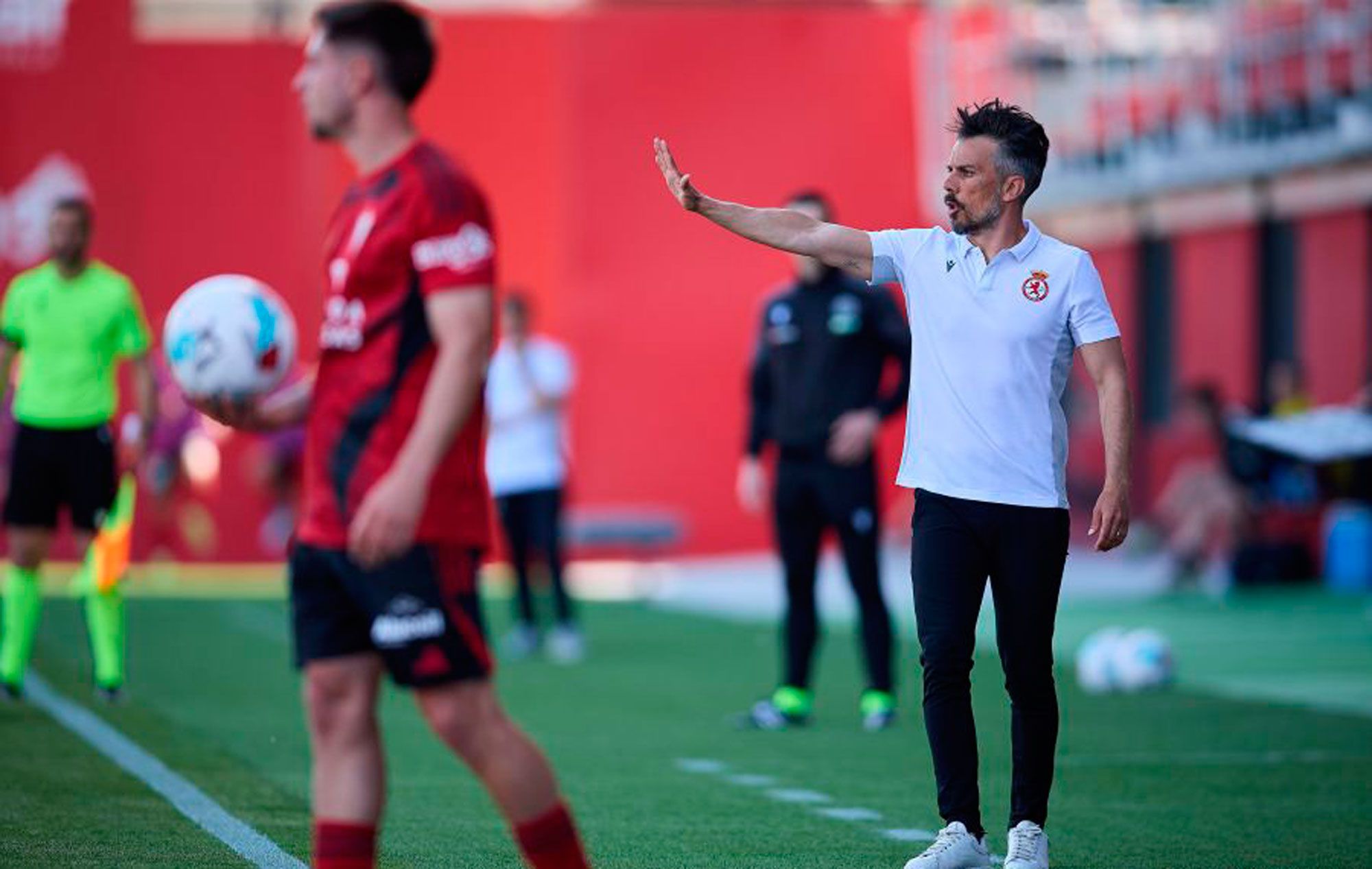 El técnico de la Cultural, De la Barrera, da instrucciones desde la banda frente al Mirandés. | LALIGA