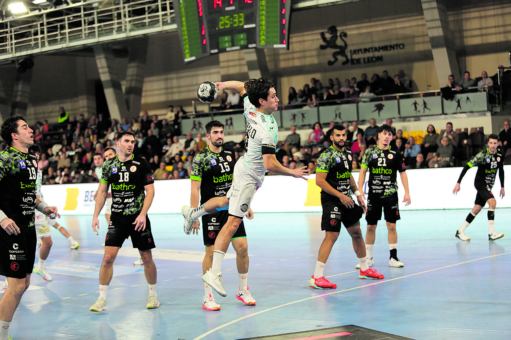 El Ademar dice adiós a la competición europea tras caer en Torrelavega. FERNANDO OTERO