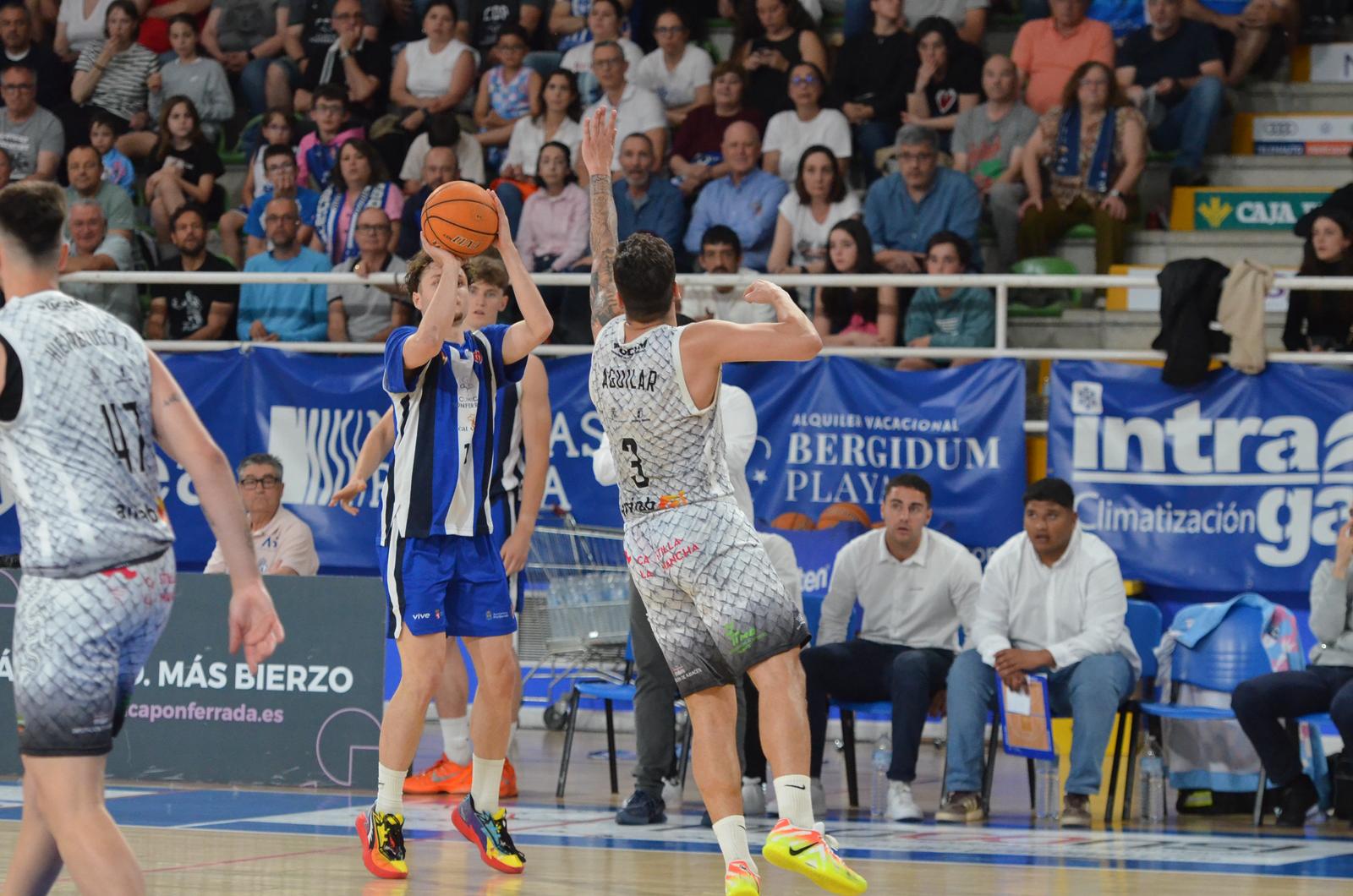 El Clínica Ponferrada cayó en la ida del ‘playoff’ por la mínima, dejando escapar a Albacete. REPORTAJE GRÁFICO QUINITO