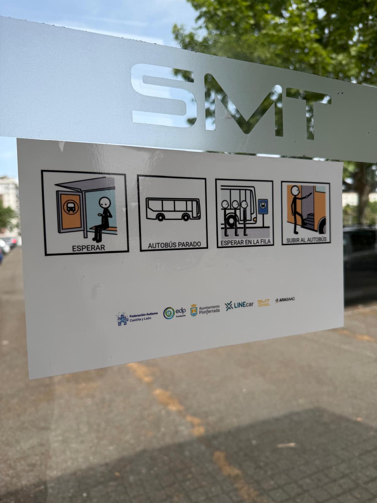 Nuevos pictogramas en las marquesinas de Ponferrada.