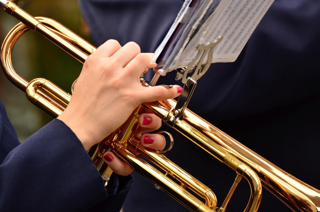 Imagen de archivo de una joven tocando una trompeta