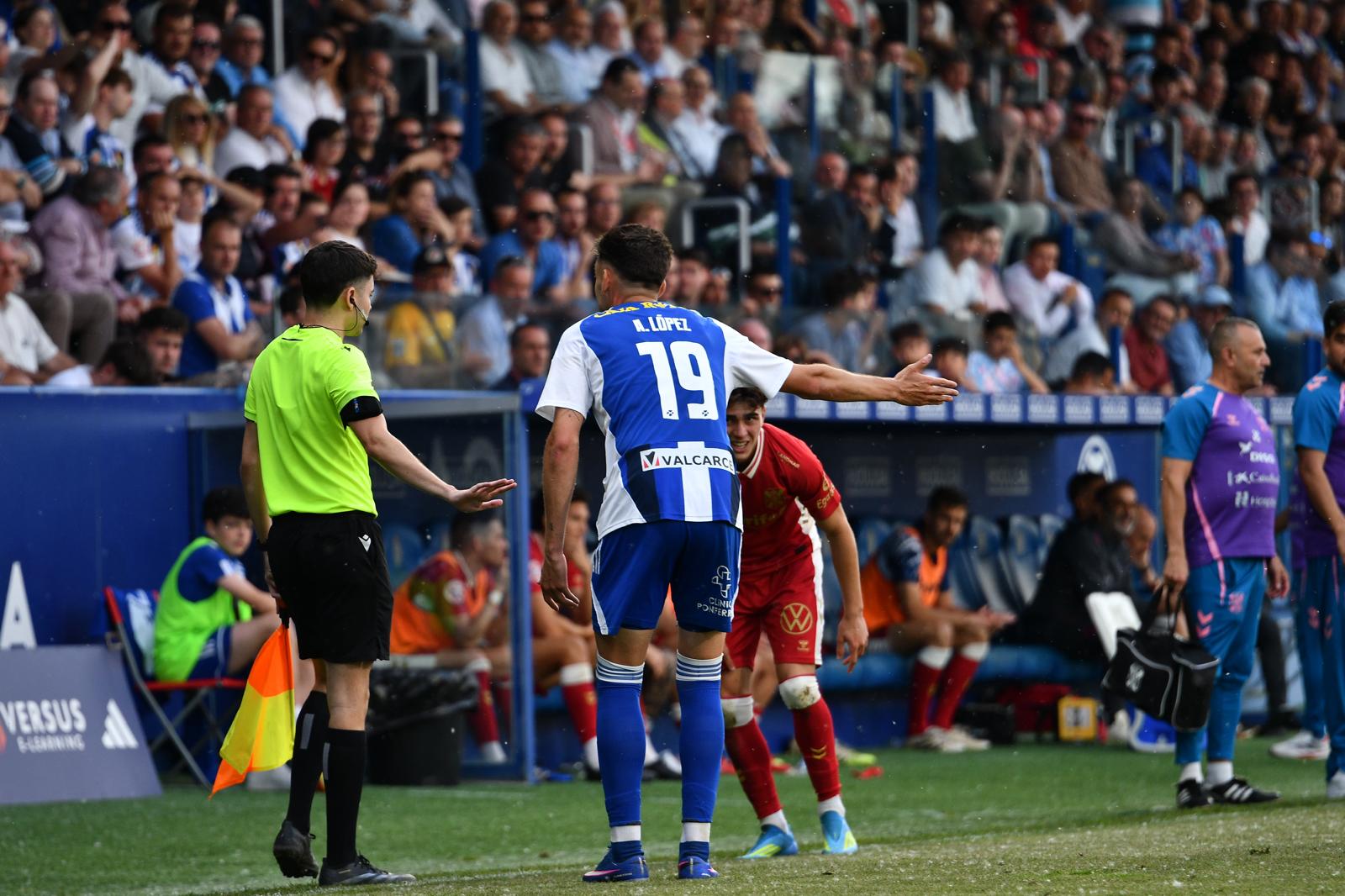 Andoni pidiendo explicaciones al linier durante el partido ante el Tenerife. QUINITO