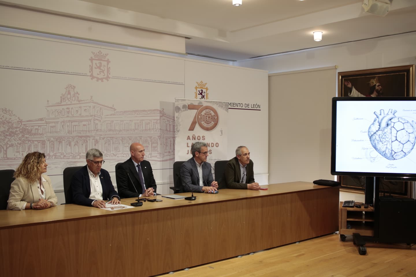 Presentación de los actos del 70 aniversario del Ademar en el Ayuntamiento de León. | JAIRO VELASCO