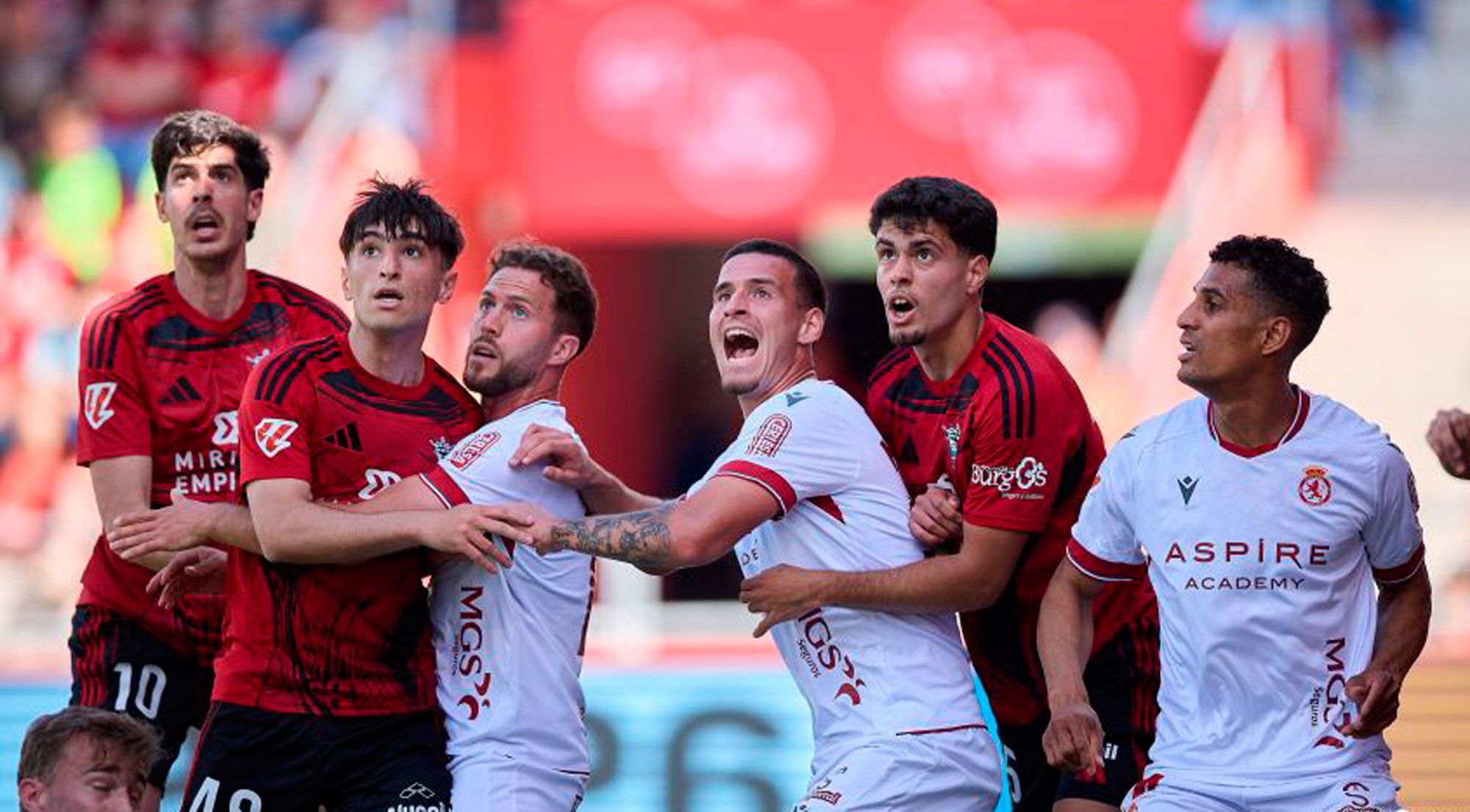 Los jugadores de la Cultural Calero, Barzic y Víctor García defienden un córner frente al Mirandés. | LALIGA