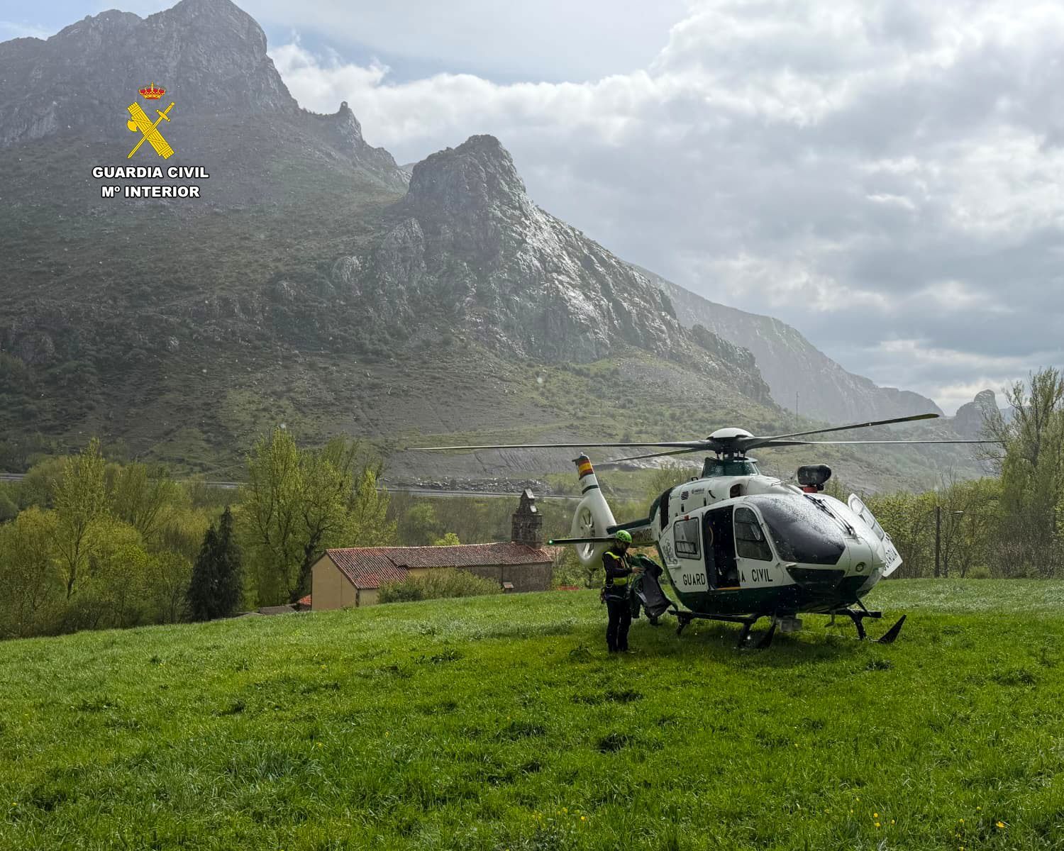 El helicóptero de la Unidad Aérea de León (Uhel) trasladó a dos especialistas del Greim de Sabero hasta la zona. | L.N.C.