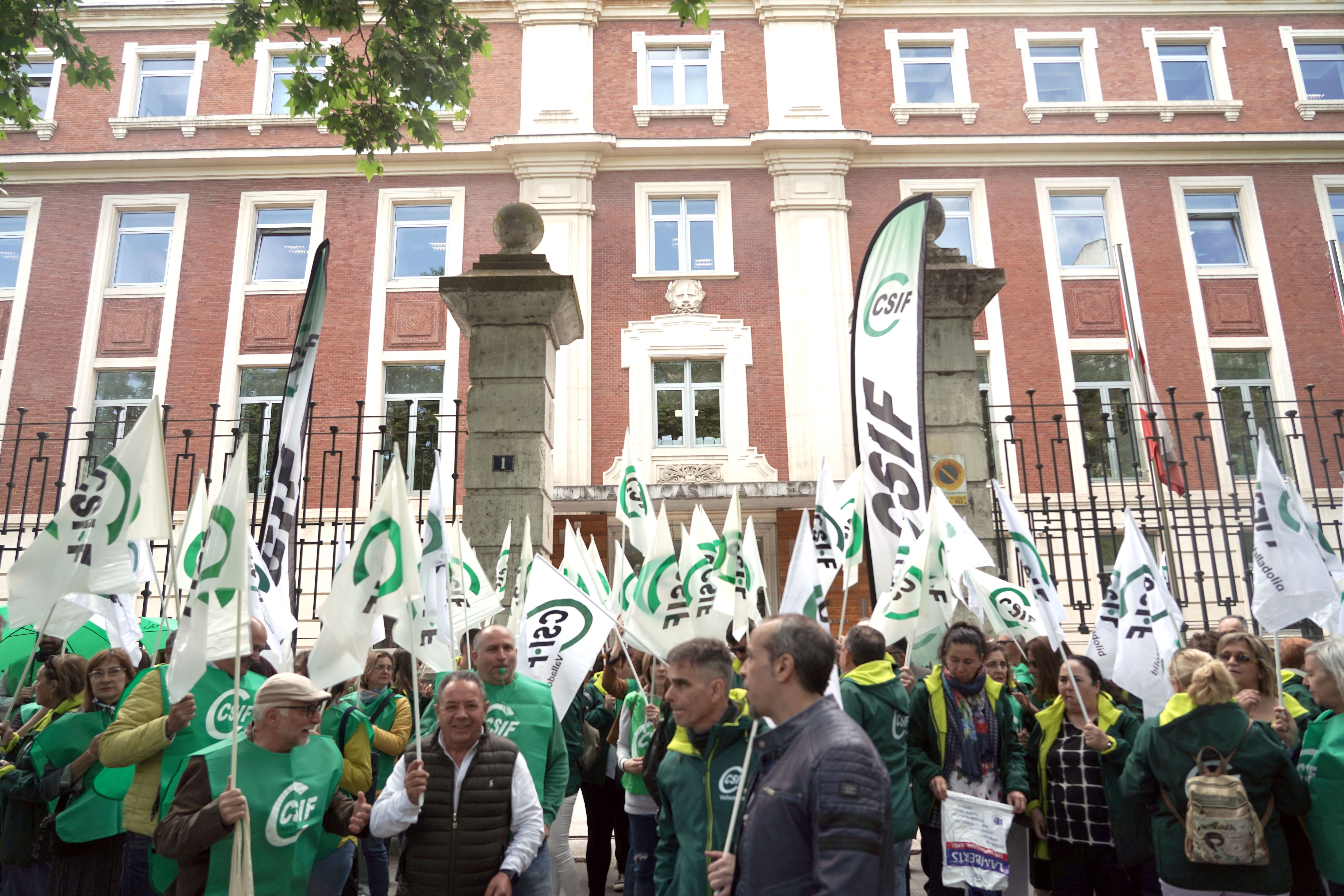 Concentración de Csif para exigir el cumplimiento del pago de los sábados a todas las categorías de los trabajadores de SACyL. | RÚBEN CACHO (Ical)