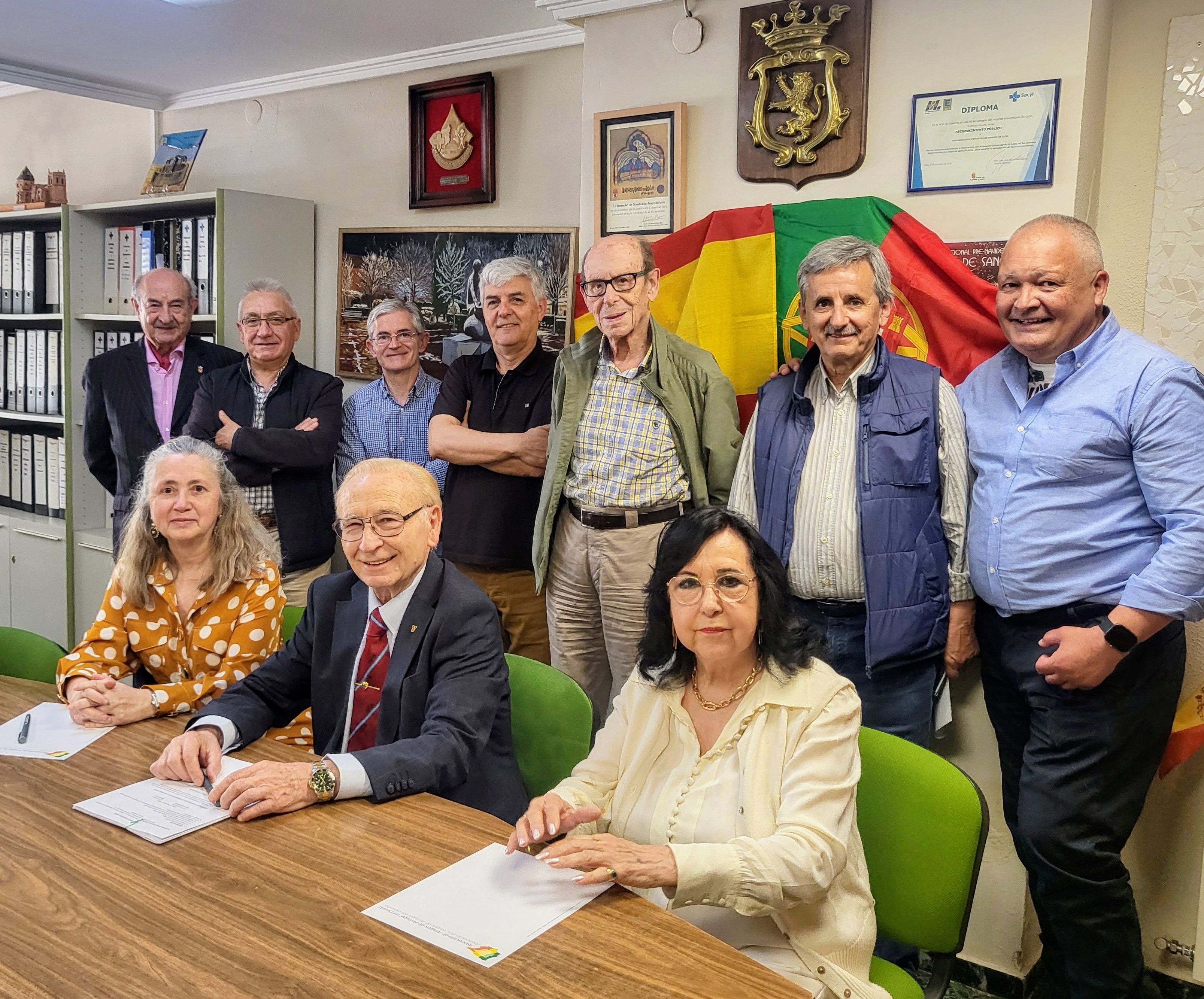 La Asociación de Amigos de Portugal en España, con sede en León, celebró  un acto cultural y de hermandad conmemorativo de la conocida “Revolución de los Claveles del 25 de abril”. | L.N.C.