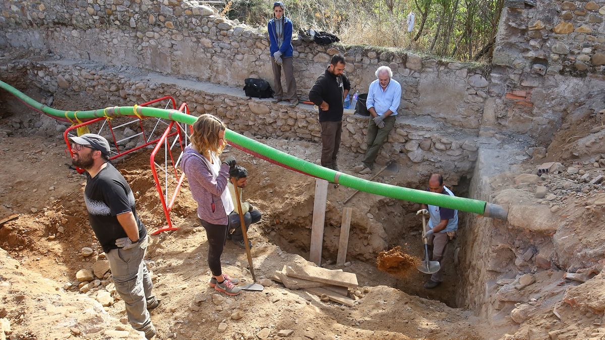 La ARMH busca restos de dos víctimas en el antiguo cementerio del Carmen de Ponferrada. | MAR IGLESIAS