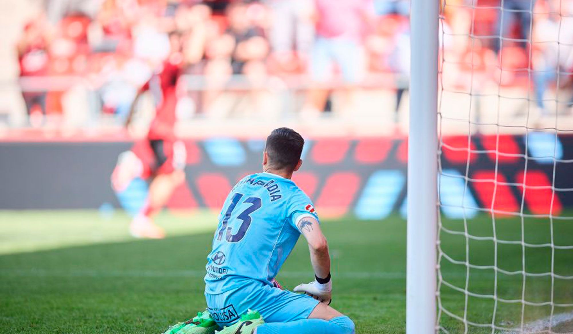 El meta de la Cultural, Badia, se lamenta mientras al fondo Carlos celebra el gol del Mirandés. | LALIGA