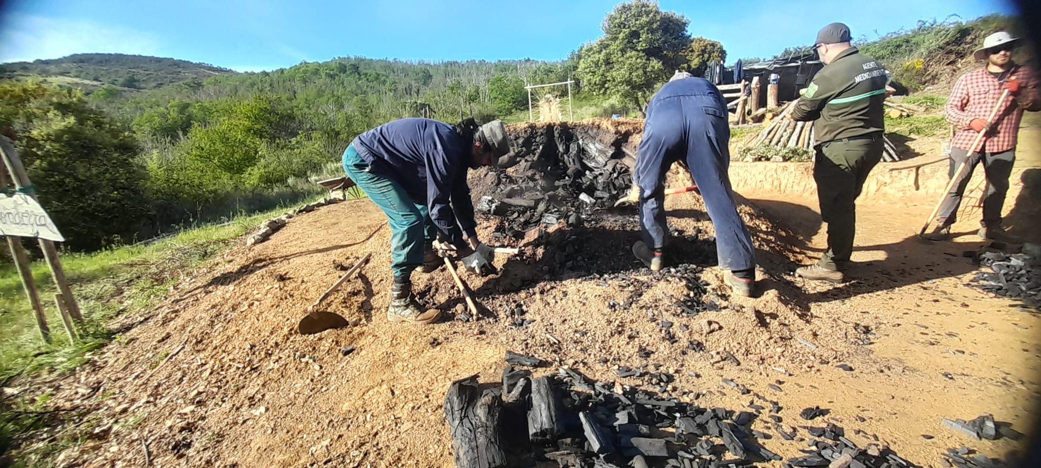 Apertura de la montaña de tierra que albergaba el carbón dentro. | MAR IGLESIAS
