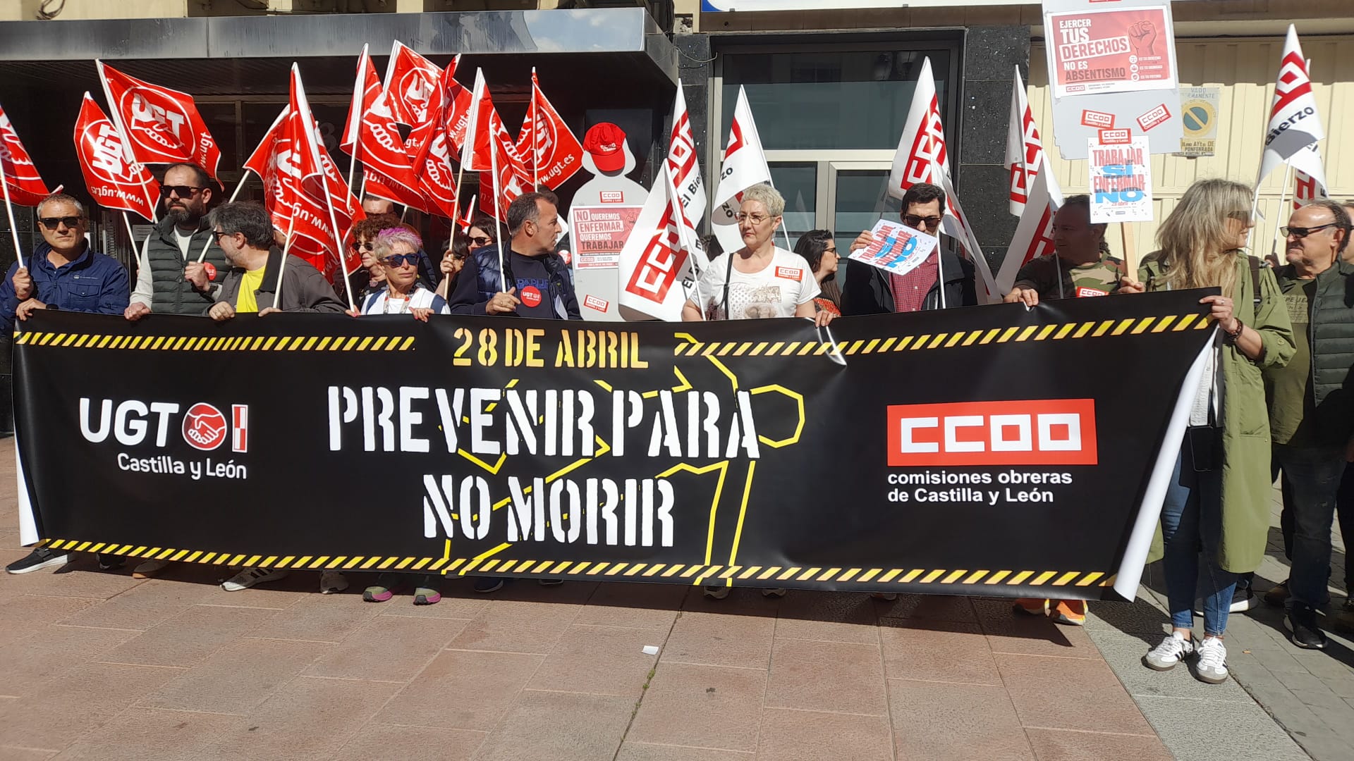 Manifestación por el Día Mundial de la Seguridad y Salud en el trabajo ante la Fele en Ponferrada. | MAR IGLESIAS
