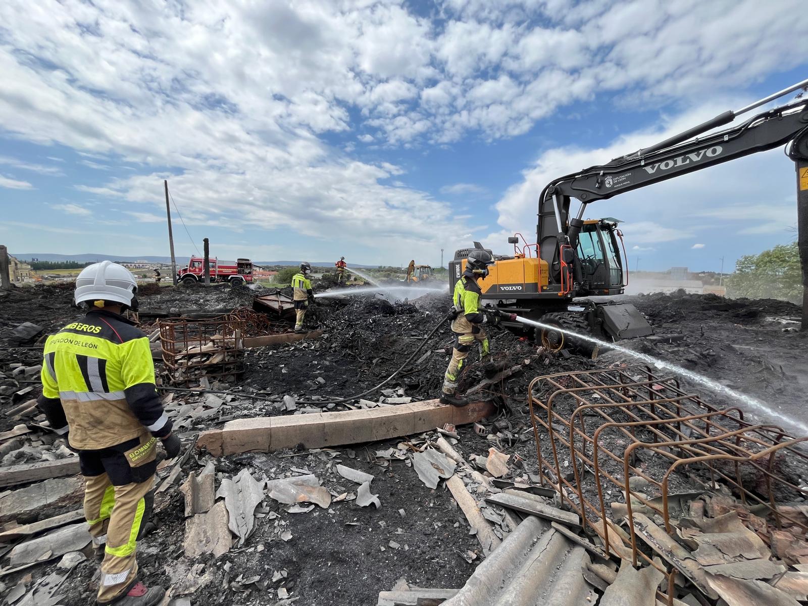 Los bomberos del Sepeis actuando en uno de los focos reactivados. | L.N.C.