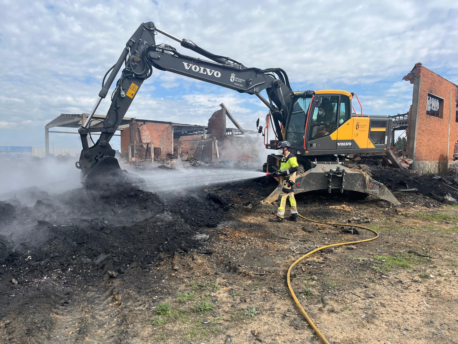 Los bomberos han logrado sofocar de nuevo el incendio. | L.N.C.