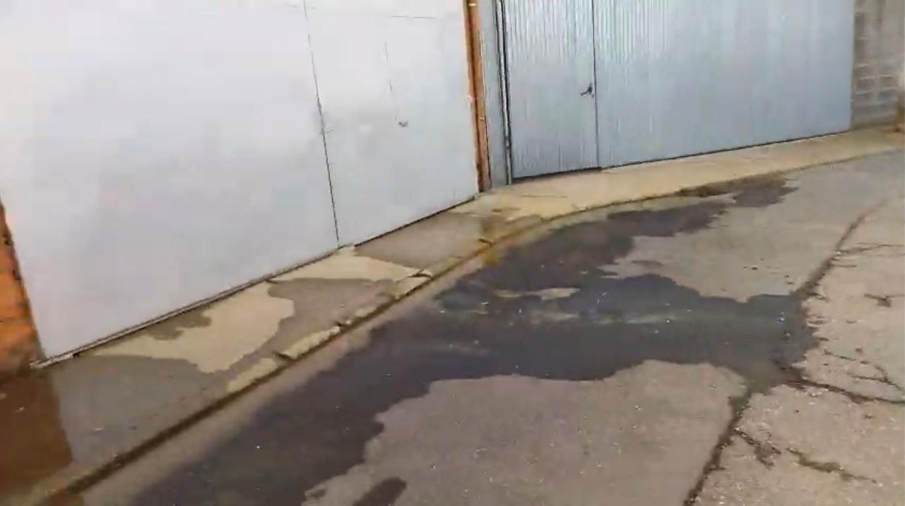 Fuga de agua sin reparar desde hace más de un mes en Valdefuentes del Páramo. | L.N.C.