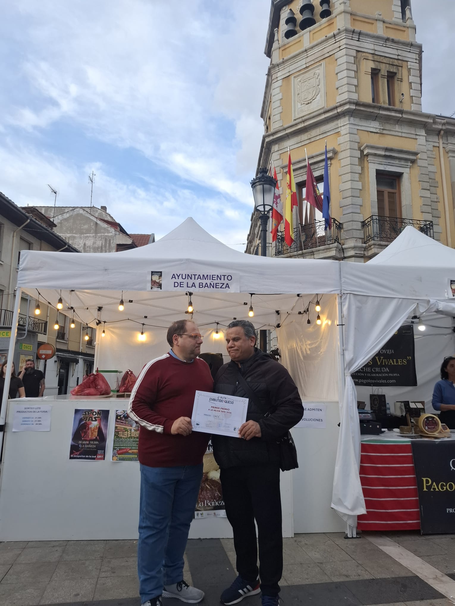 Carrera entrega al dueño de Mango Café el primer premio del concurso. | L.N.C.