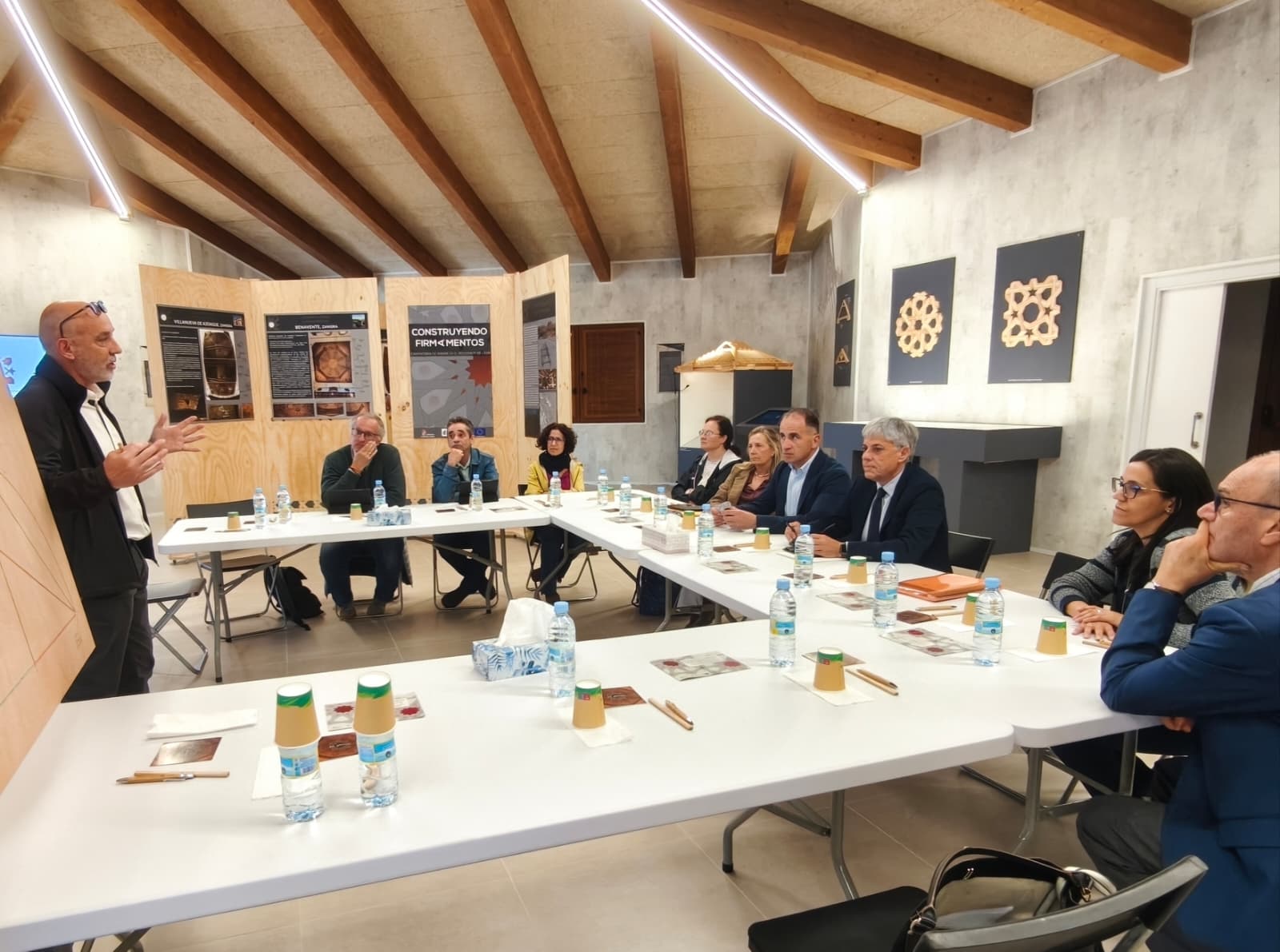 Un instante de la reunión de la Comisión de Patrimonio en Valcabado. | L.N.C.