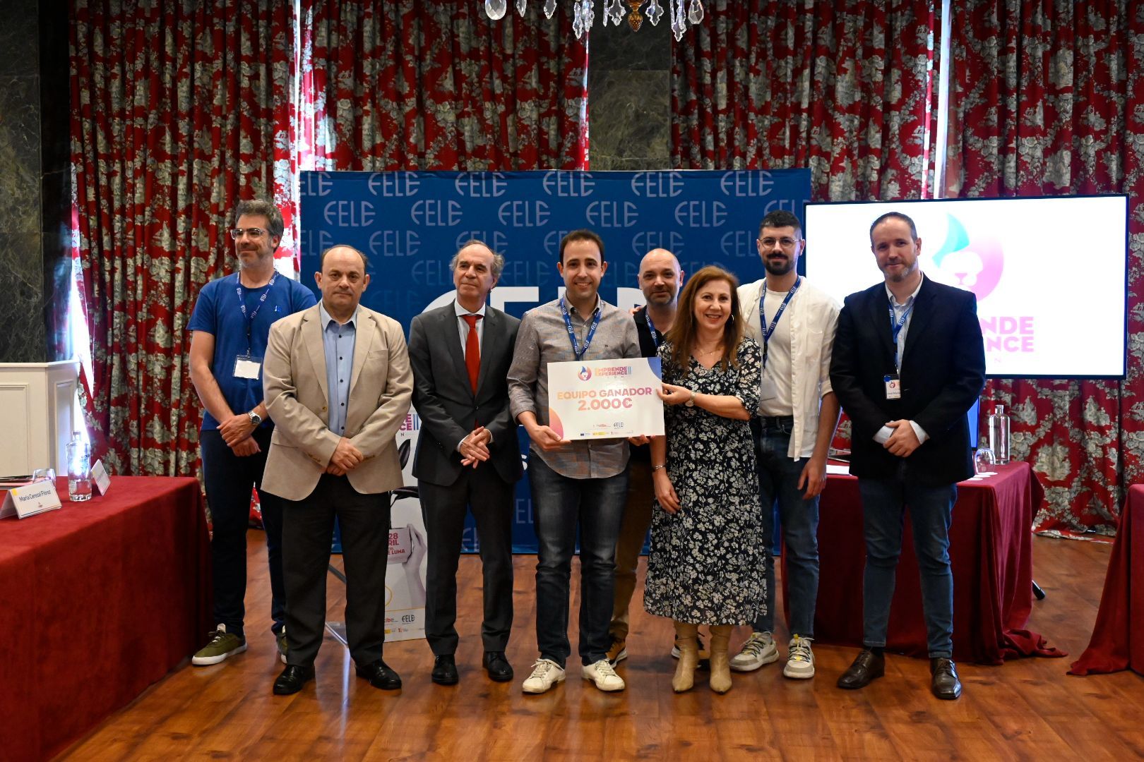 El equipo de 'Wap' (What a plan) posa con el premio de 2.000 euros otorgado por el jurado de la II 'Emprende Experience León'. | SAÚL ARÉN