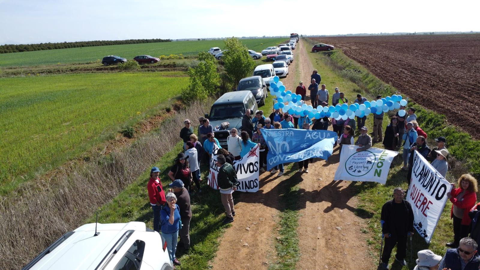 Concentración de este martes contra la macrogranja de cerdos de El Burgo Ranero. | OBDULIO SÁNCHEZ