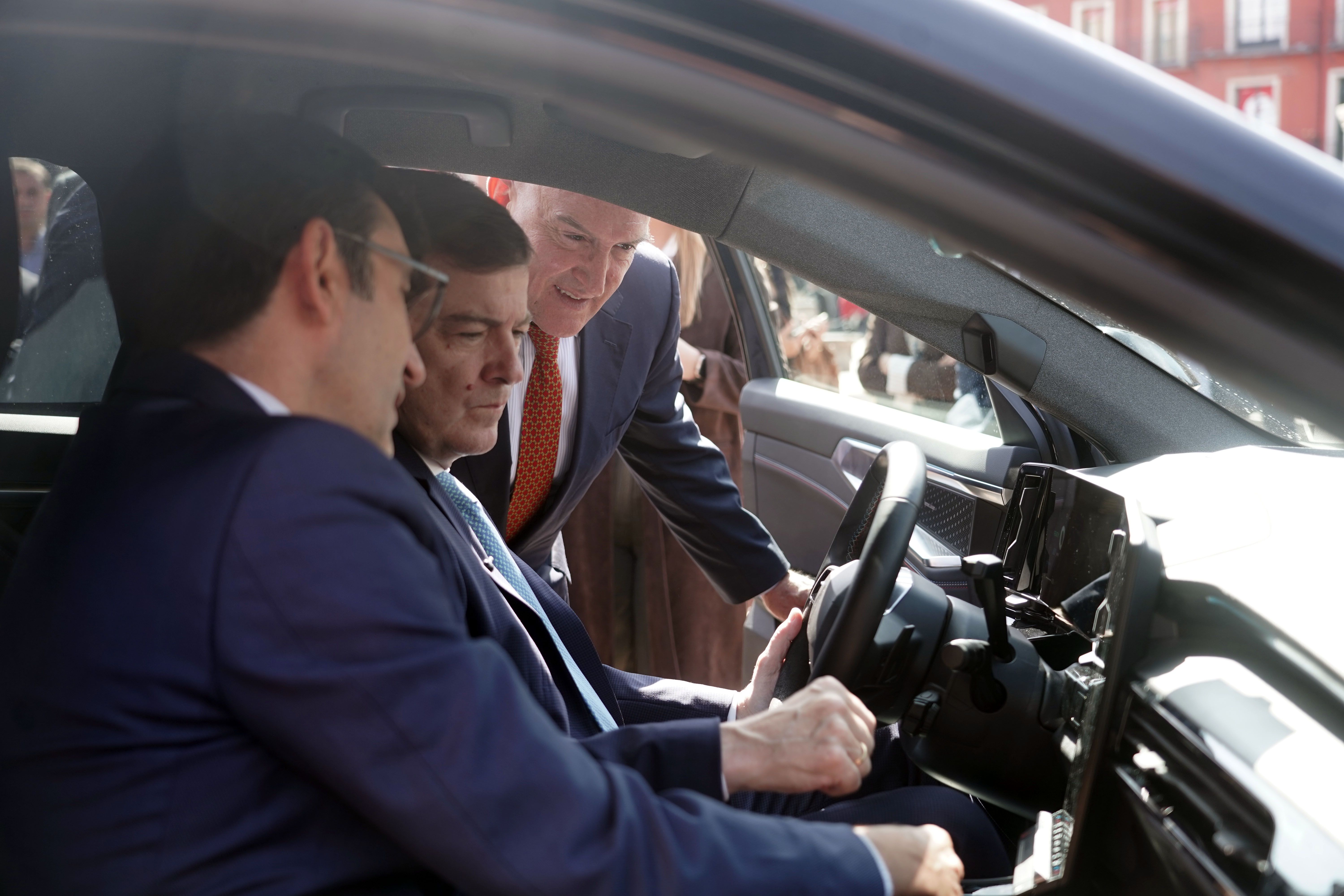 Mañueco en uno de los vehículos diseñados por Renault. | ICAL