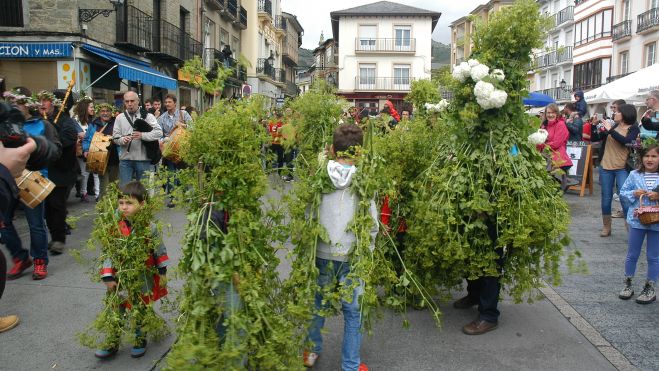 Salida en desfile de los Maios en la plaza Mayor de Villafranca. | RAMÓN CELA