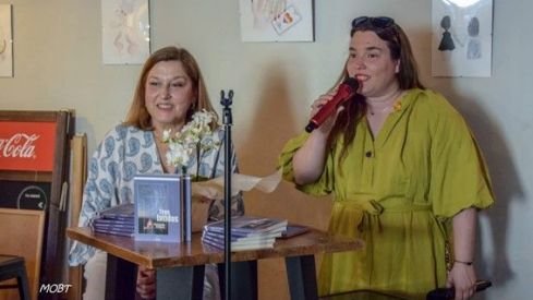 Las escritoras y poetas Concepción Hernando Román (izquierda) y Marina Díez. MOBT