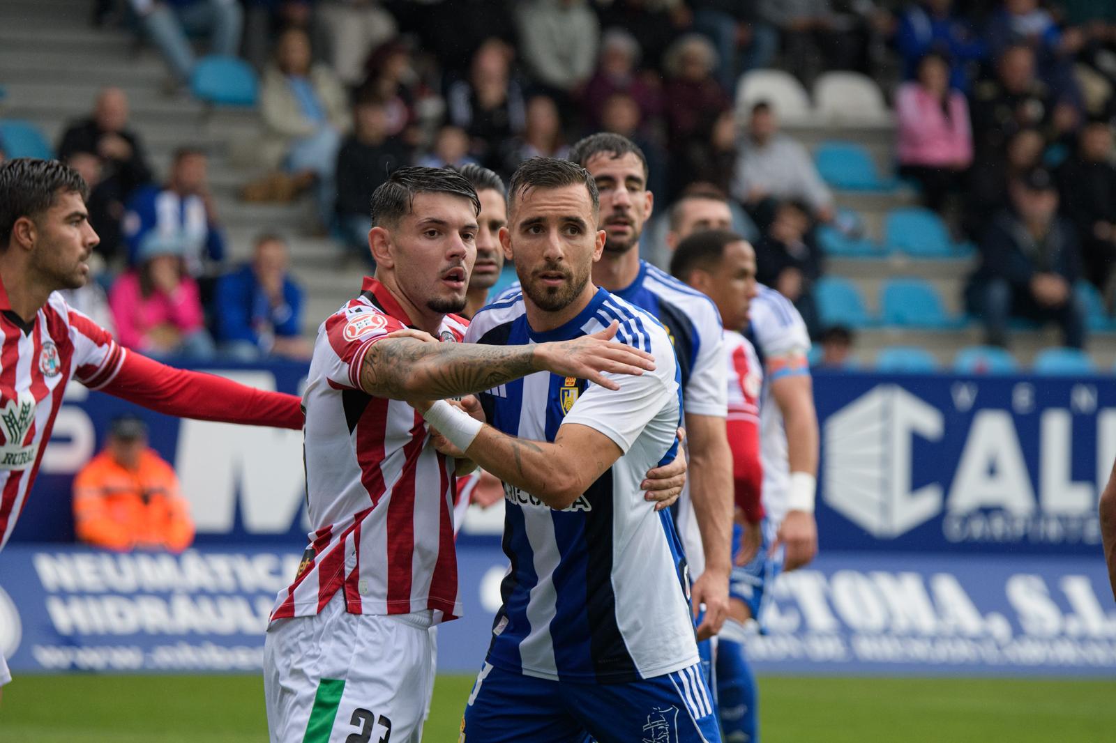 Nóvoa intenta quitarse de encima a un rival en una balón parado en la ida. QUINITO