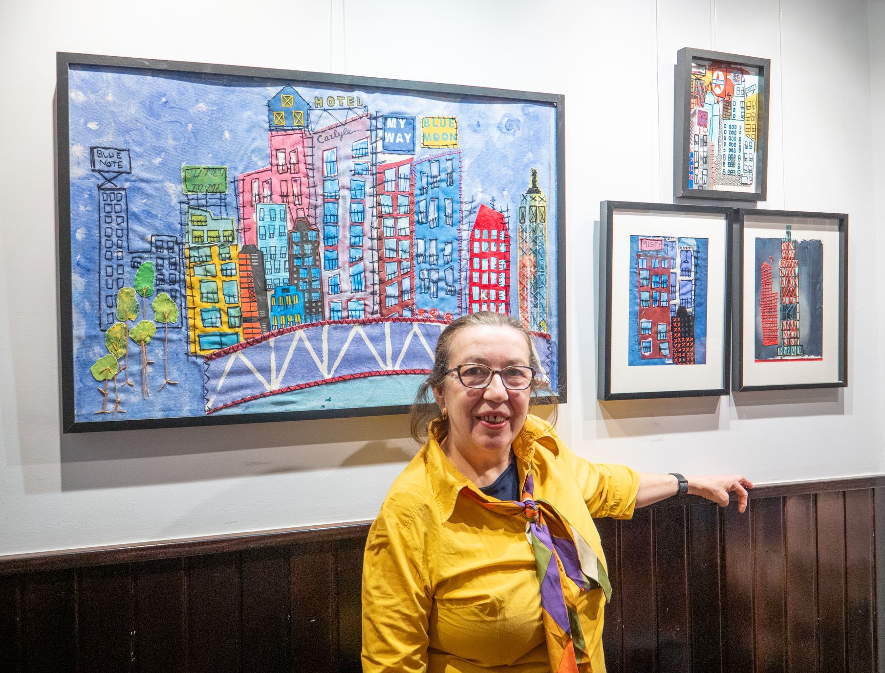 María Teresa Morán ante sus obras expuestas en El Cafelito. | VICENTE GARCÍA