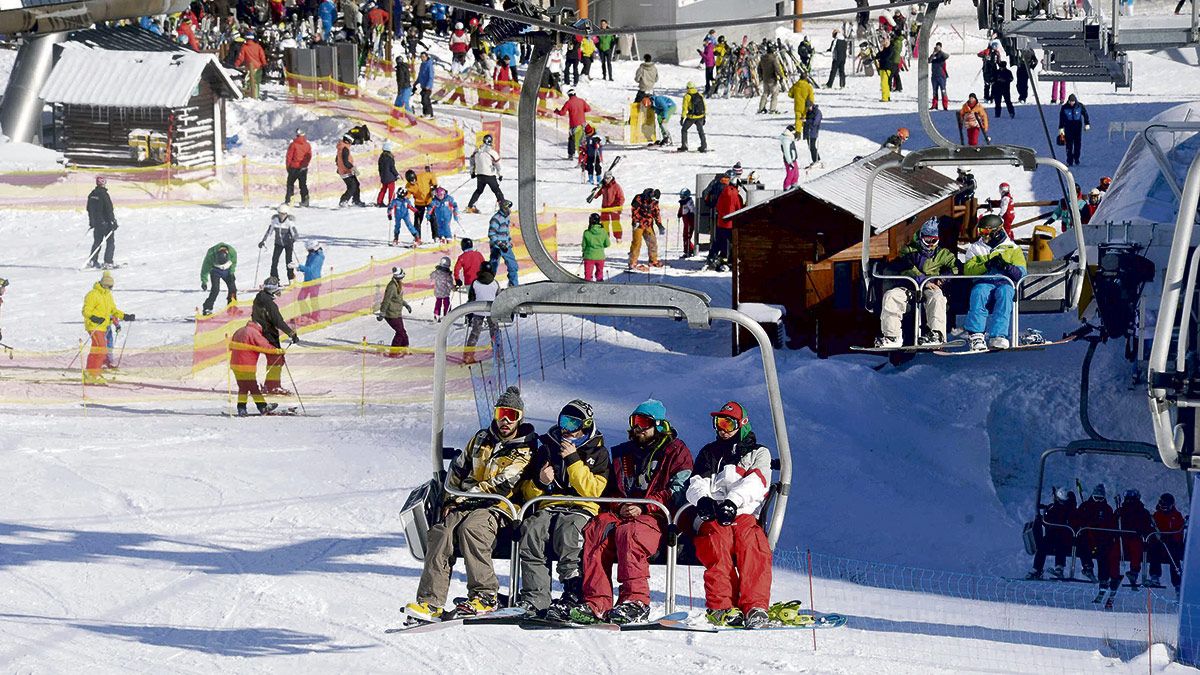 Usuarios de la estación de esquí de San Isidro durante la pasada campaña de nieve, en la que sólo se abrió la mitad de los días previstos. | DANIEL MARTÍN