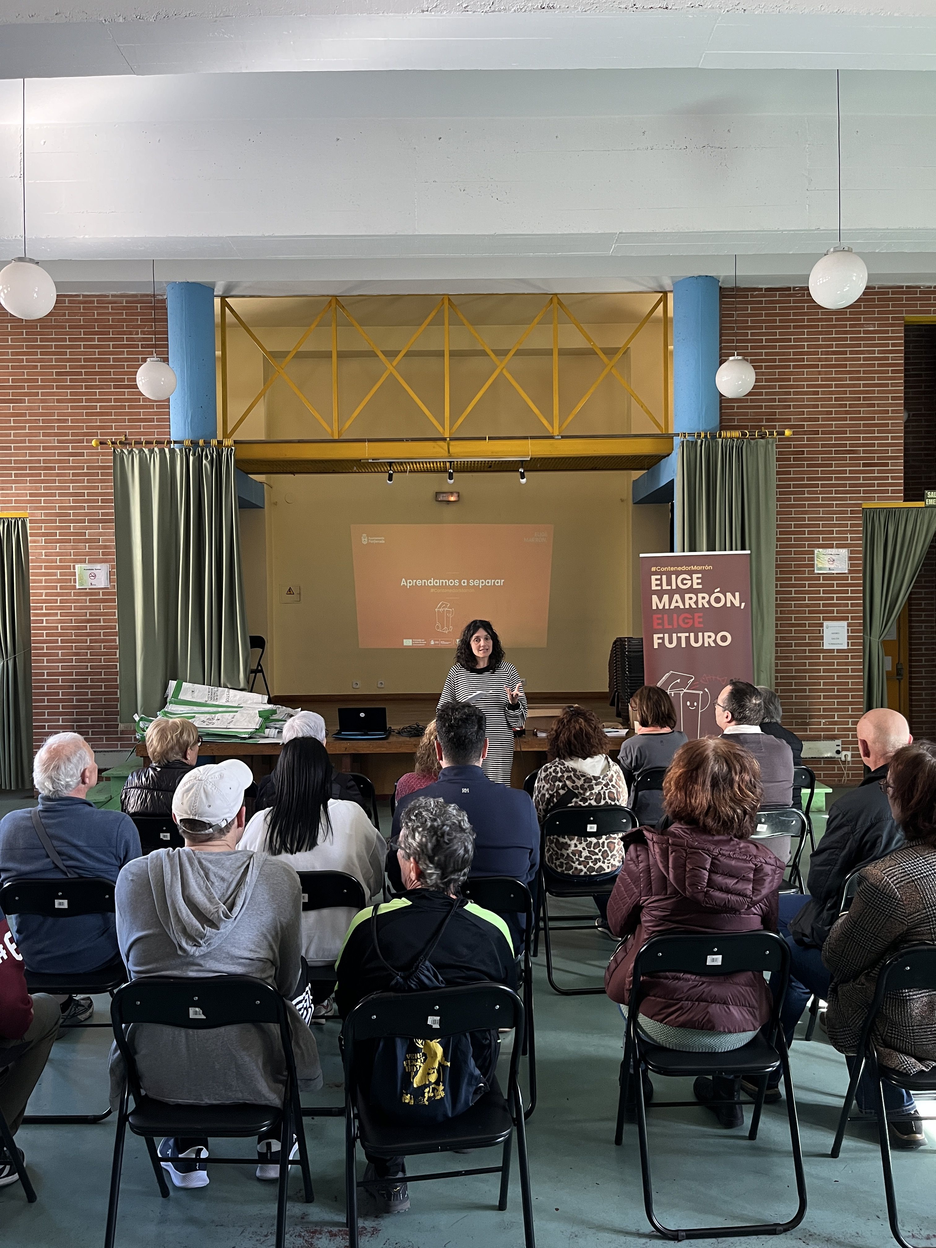 Charlas sobre el contenedor marrón.
