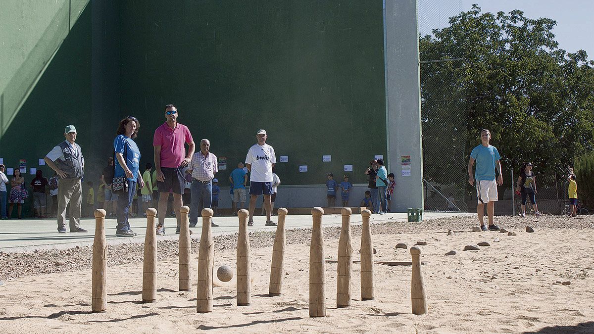 Competición de juegos autóctonos de León entre niños de diferentes municipios de la provincia. | T. GIGANTO
