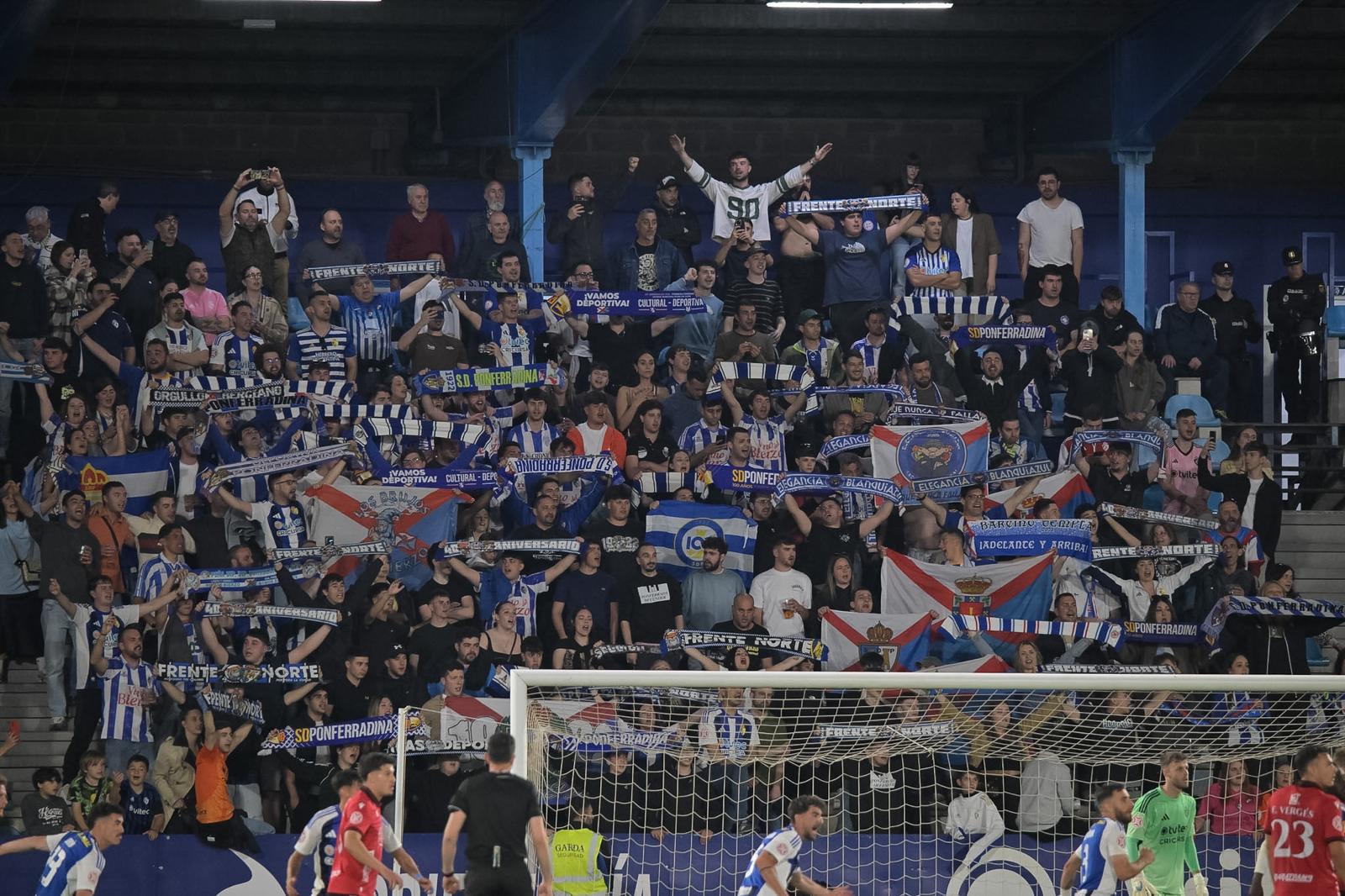 La afición de la Ponferradina no dejará solo al equipo en Zamora, superando ya las 400 entradas. QUINITO