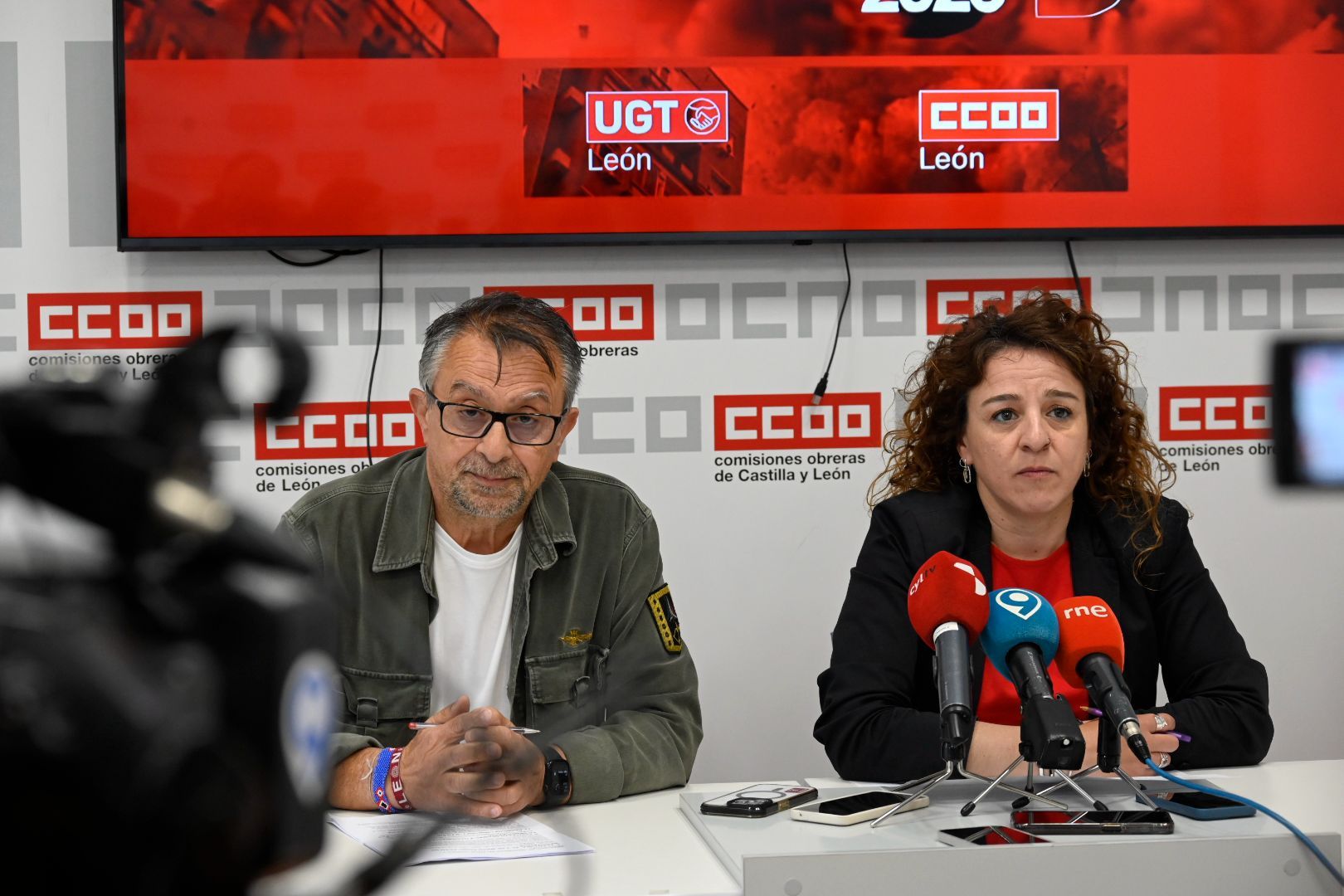 Enrique Reguero y Elena Blasco, responsables de UGT y CCOO en León. | SAÚL ARÉN