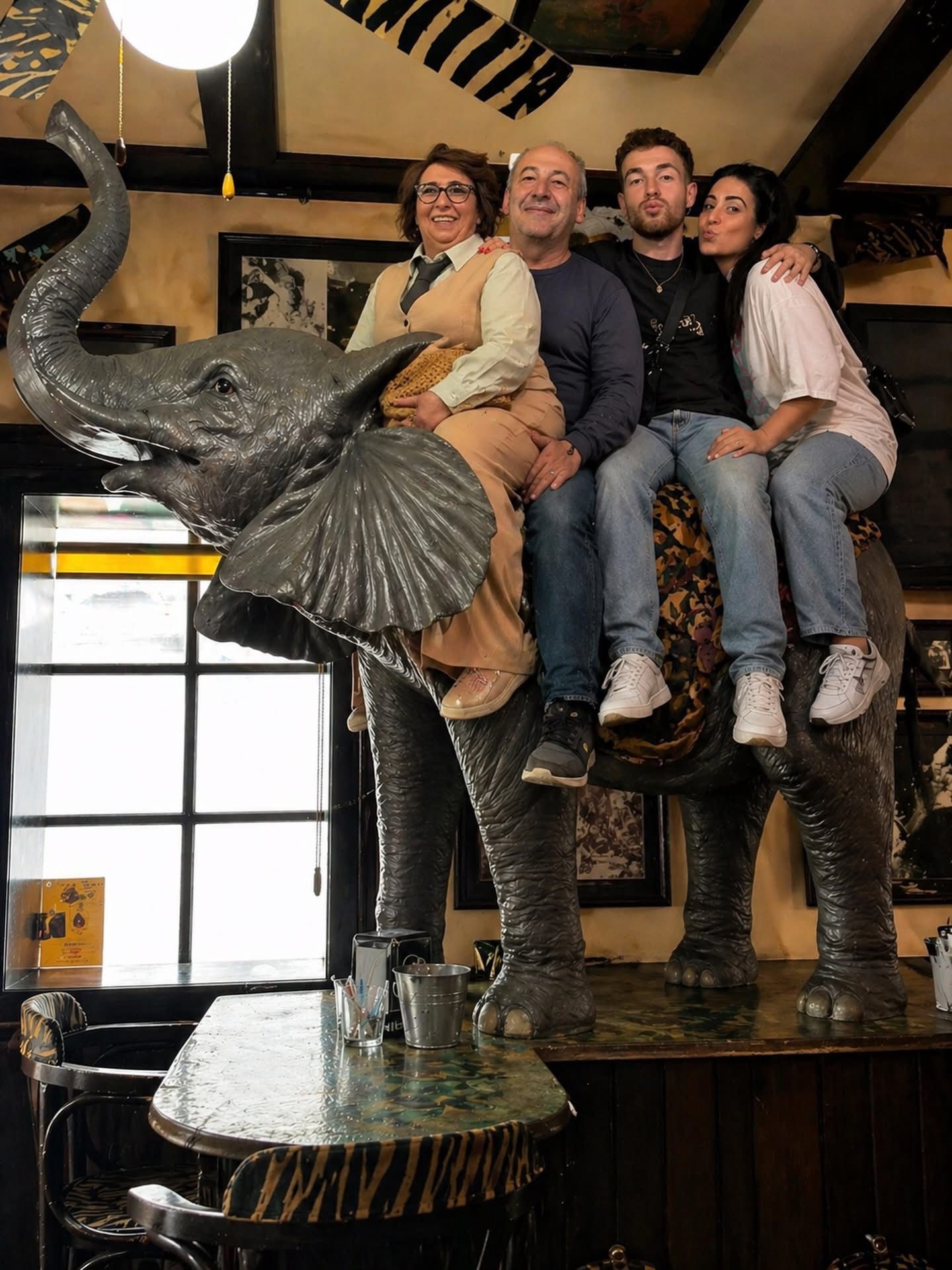 Mari, Manolo y sus hijos Jesús y Merce cerrarán su etapa en el Babu África