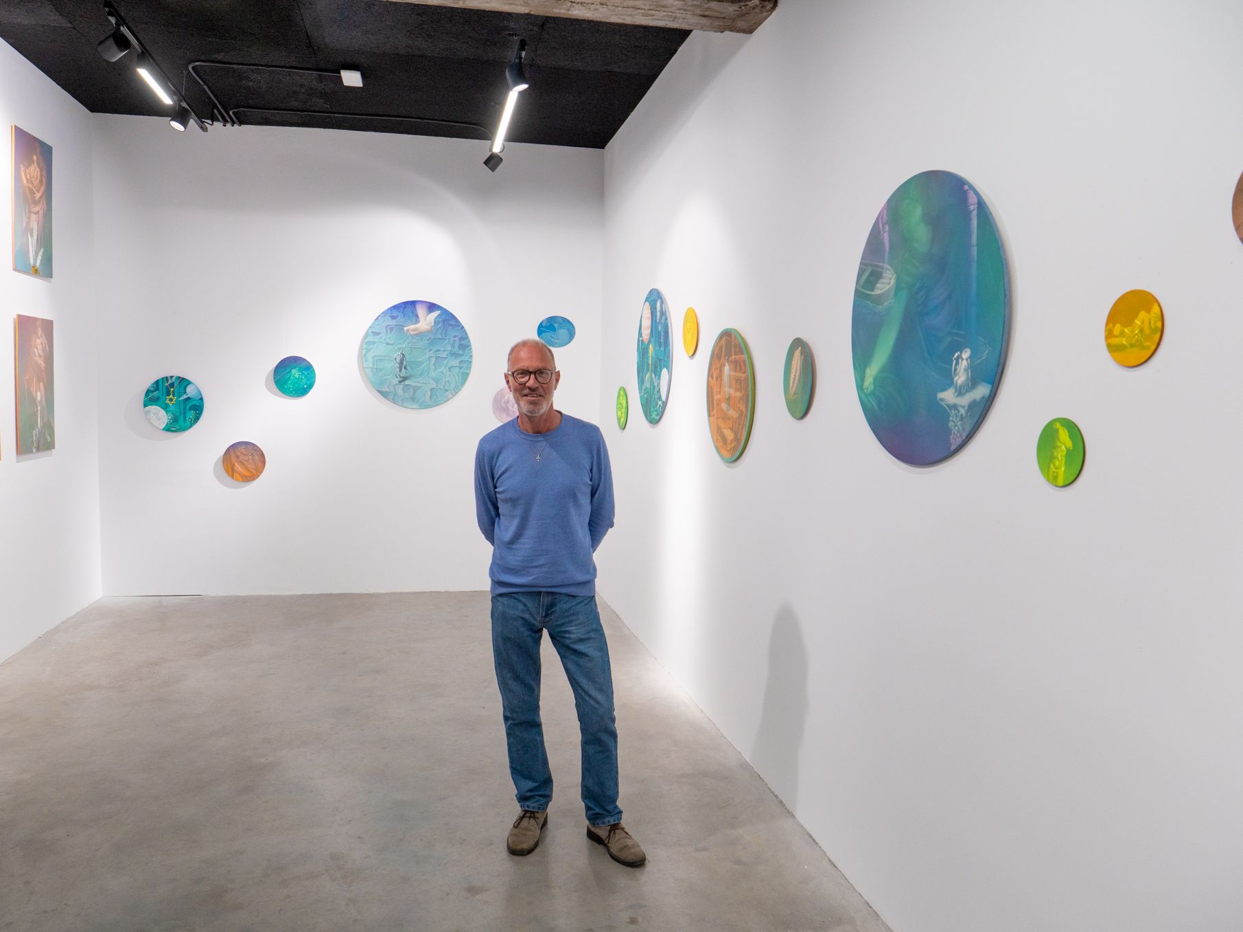 El artista Adolfo Álvarez Barthe ante sus obras en la Galería Ármaga. | VICENTE GARCÍA