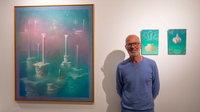 Ante el cuadro que da título a la exposición. | VICENTE GARCÍA