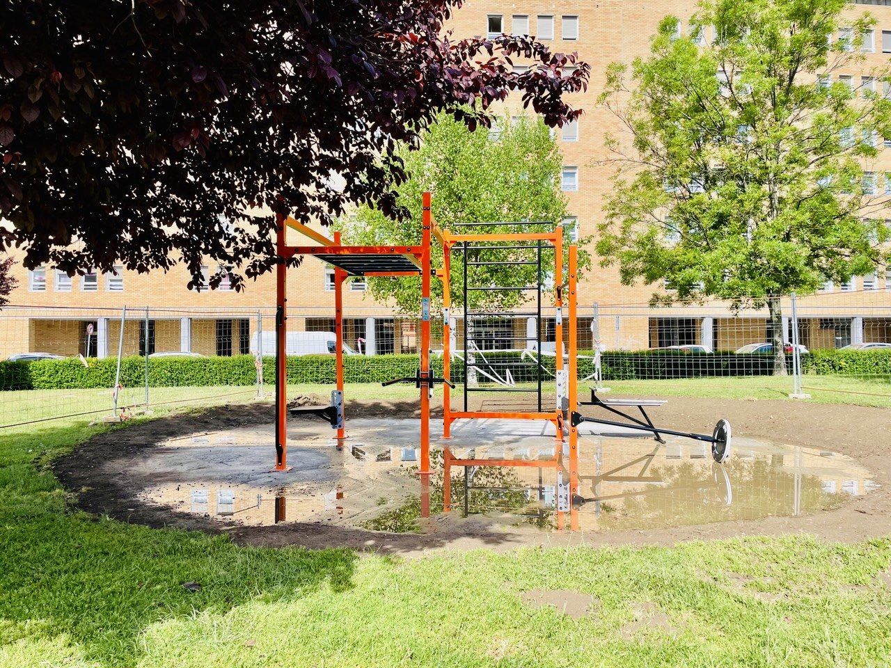 Zona de calistenia instalada en el Parque de la Tolerancia de El Ejido