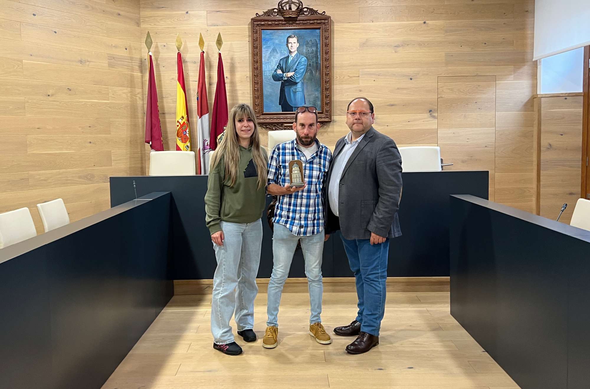 Laura Gallego, Marcos Bas y Javier Carrera durante el acto de reconocimiento. | L.N.C.