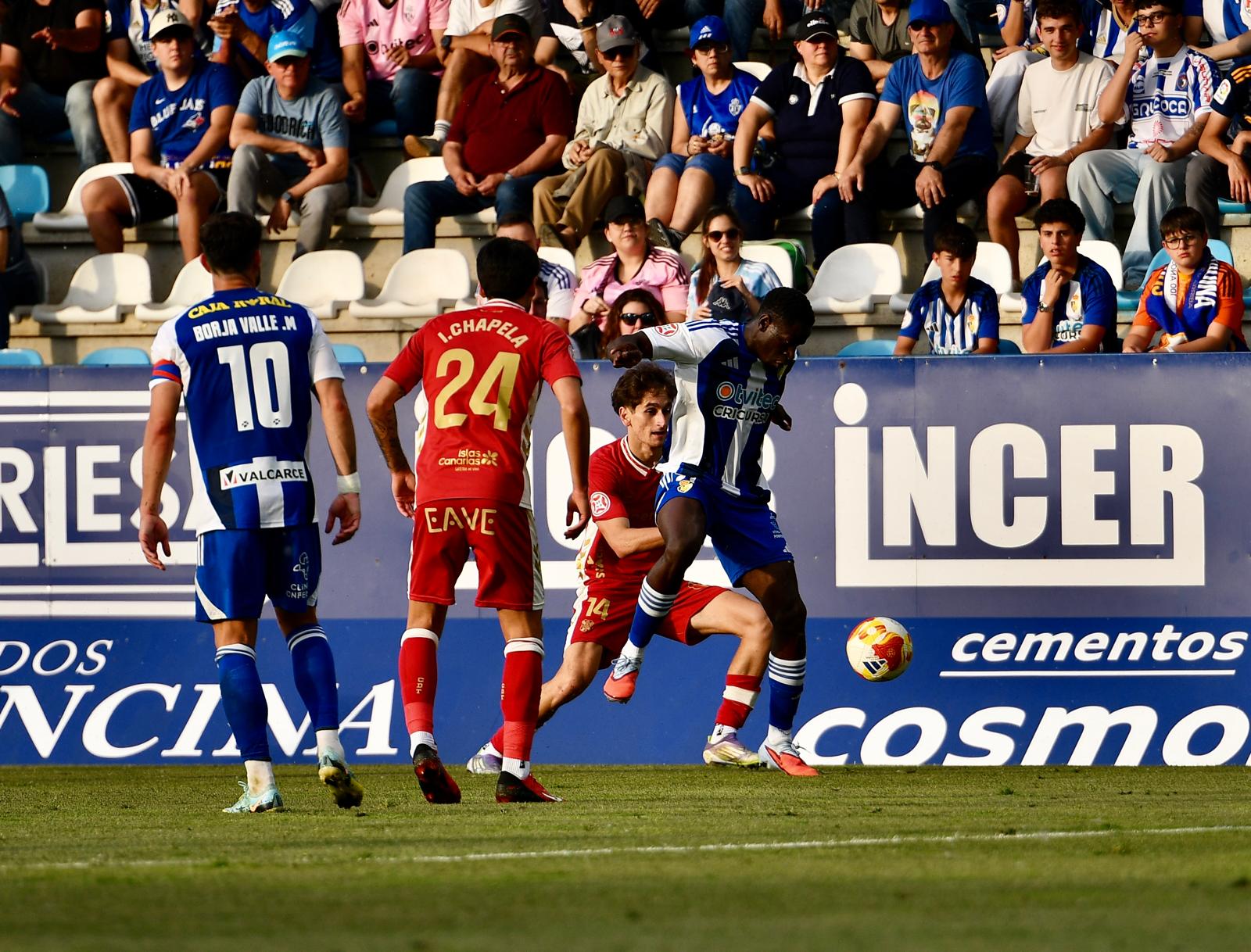 Mfulu debutó con la Ponferradina ante el Tenerife siendo ya un jugador más en la rotación del centro del campo, a la que ahora se apunta San Emeterio, pero no Erik Morán. QUINITO