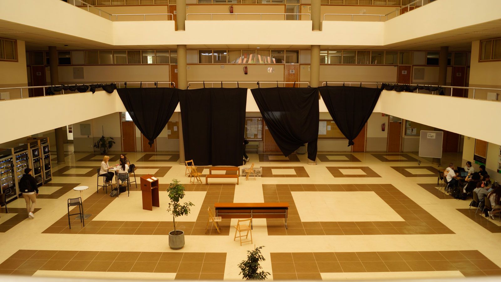 Desde el próximo 6 de mayo, el hall de la facultad de Vegazana será escenario para una nueva propuesta en el marco del proyecto artístico. | HALL TRANSFORMADO