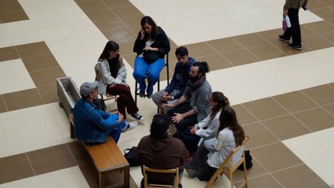 Una quincena de personas forman parte del colectivo que cada día se reúne para llenar de arte la facultad